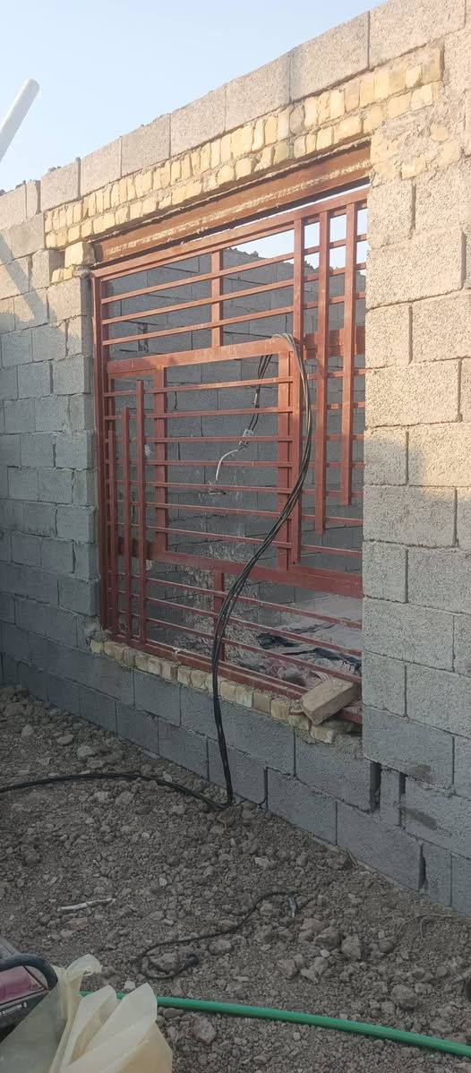 السلام عليكم يوجد هيكل لبيع مساحه 200متر نوع البناء بلوك مال كلر بيت عكاده يحتوي البيت علا غرفتين نوم وصاله ومطبخ حار ومطبخ بارد استقبال صاله مجمع صحيات داخليه البيت جاهز شبابيك وبيبان مقابيل اساله مال المي مجمع الفتاح مسحوب كهرباء و مي الاستفسار رقم ***********
