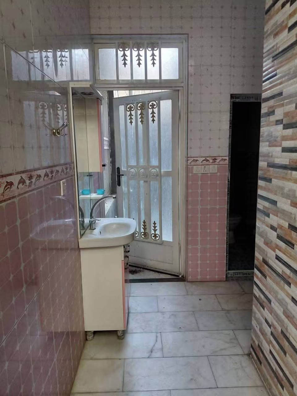 دار للايـــــ🏠ـــــجار الموقع حله الجمعيه خلف مطعم فوانيس

مساحة البيت 200م طابقين 

يحتوي على ٣غرف نوم وصاله وكلدور ومطبخ ومجمع صحيات 

الأرضيه مرمر الواجهه مرمر 

كراج سياره وحديقه 

بدل الايجار مليون 

الاستفسار اتصال على الرقم التالي 

***********
***********
مكتب سديم الهندسي /حي الصحة شارع الكورنيش
