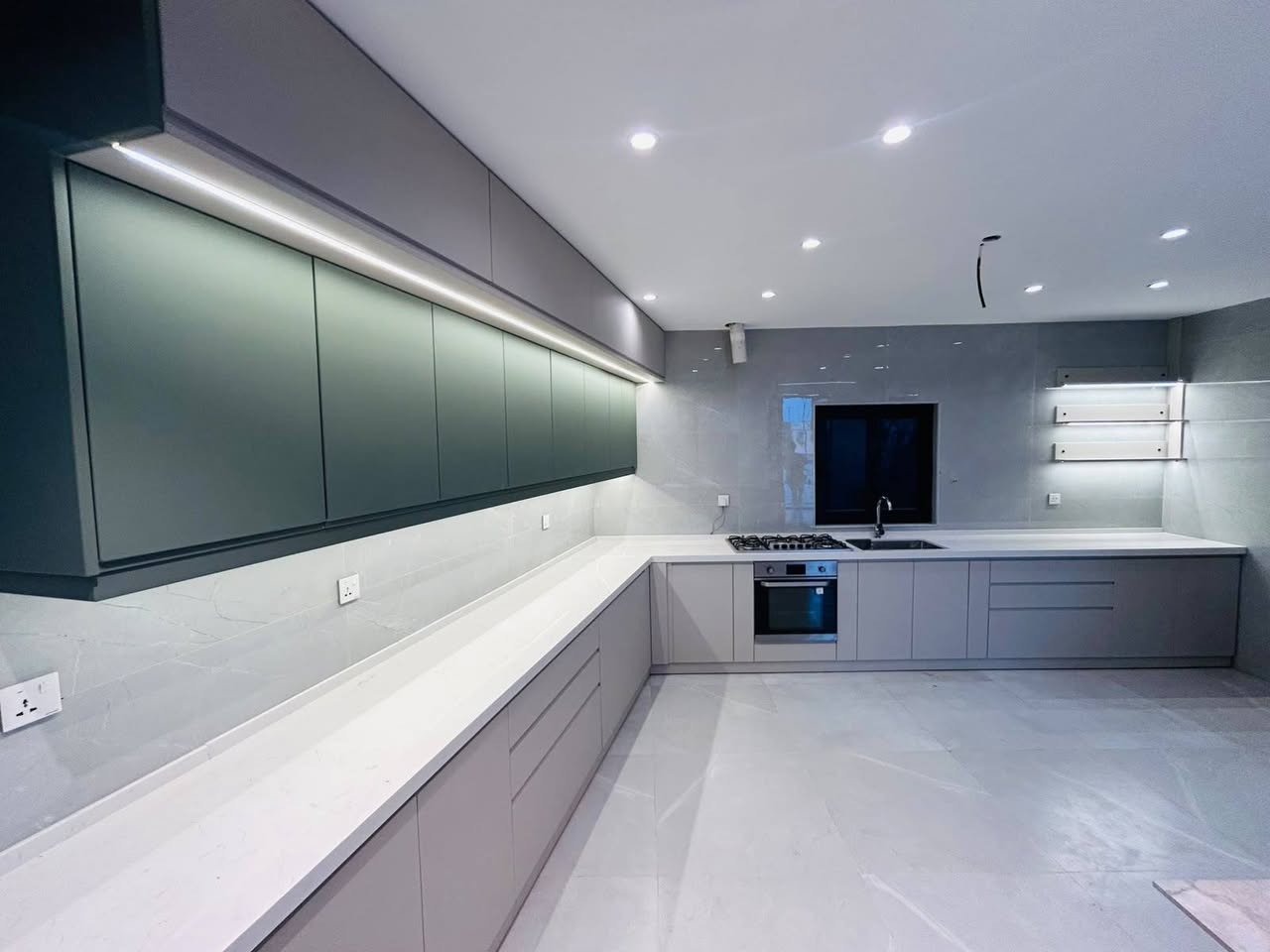 مساء الخير....
عندما يتم اختيار تصميم مميز والوان هادئة وجميلة وشركة ذات خبرة في عالم النجارة الحديثة تصبح النتائج مبهرة....
#آخر اعمالنا في مزارع شركة شمس الرافدين 
الداخل خشب بلايود ضد الماء وكابينة السنك فوم ضد الماء نهائيا 
الابواب من شركة سليكا الألمانية حصريا 
السطح كوارتز طبيعي والسنك ستل ستيل غذائي 304 
الإنارة لد بروفايل 24 فولت 
المفاصل و سكك الجرارات هيدروليكية

للاستفسار اكثر يرجى الاتصال بالرقم 
***********
او زيارة مقر الشركة الكائن في بغداد مجمع بسماية السكني مجاور مستشفى الجامعة اللبناني
