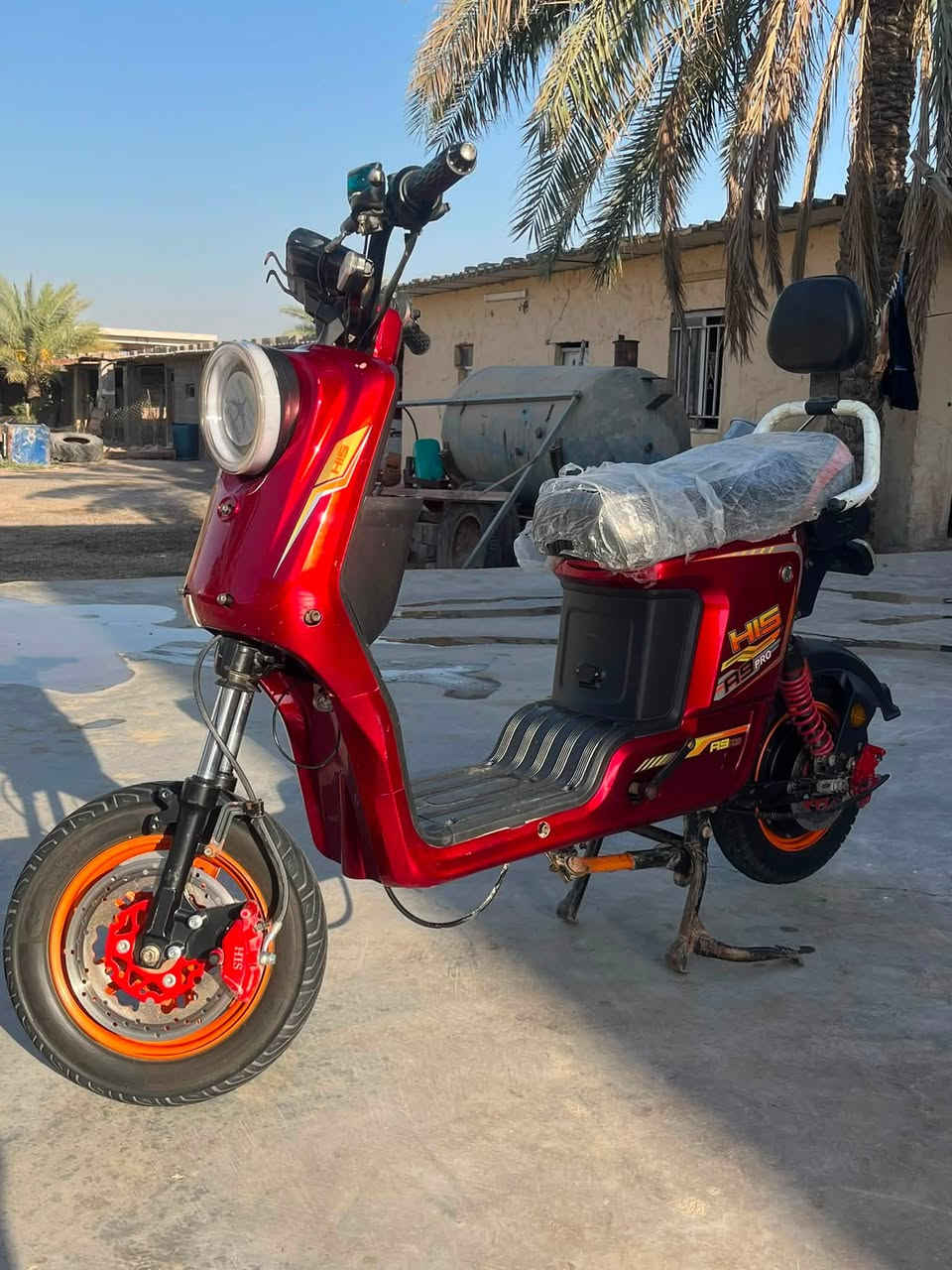 سلام عليكم دراجة شحن ار تسعة البيع كاملة اشابر يمنة يسرة شقالات بريكات دهن تخم تاير جديد بطاريات كرافين  صار سبوع من شديتهن دراجة بيها وصل شراء السعر 500وبيها مجال العنوان بغداد الشعب حيور سبعة قصور الرقم ***********
