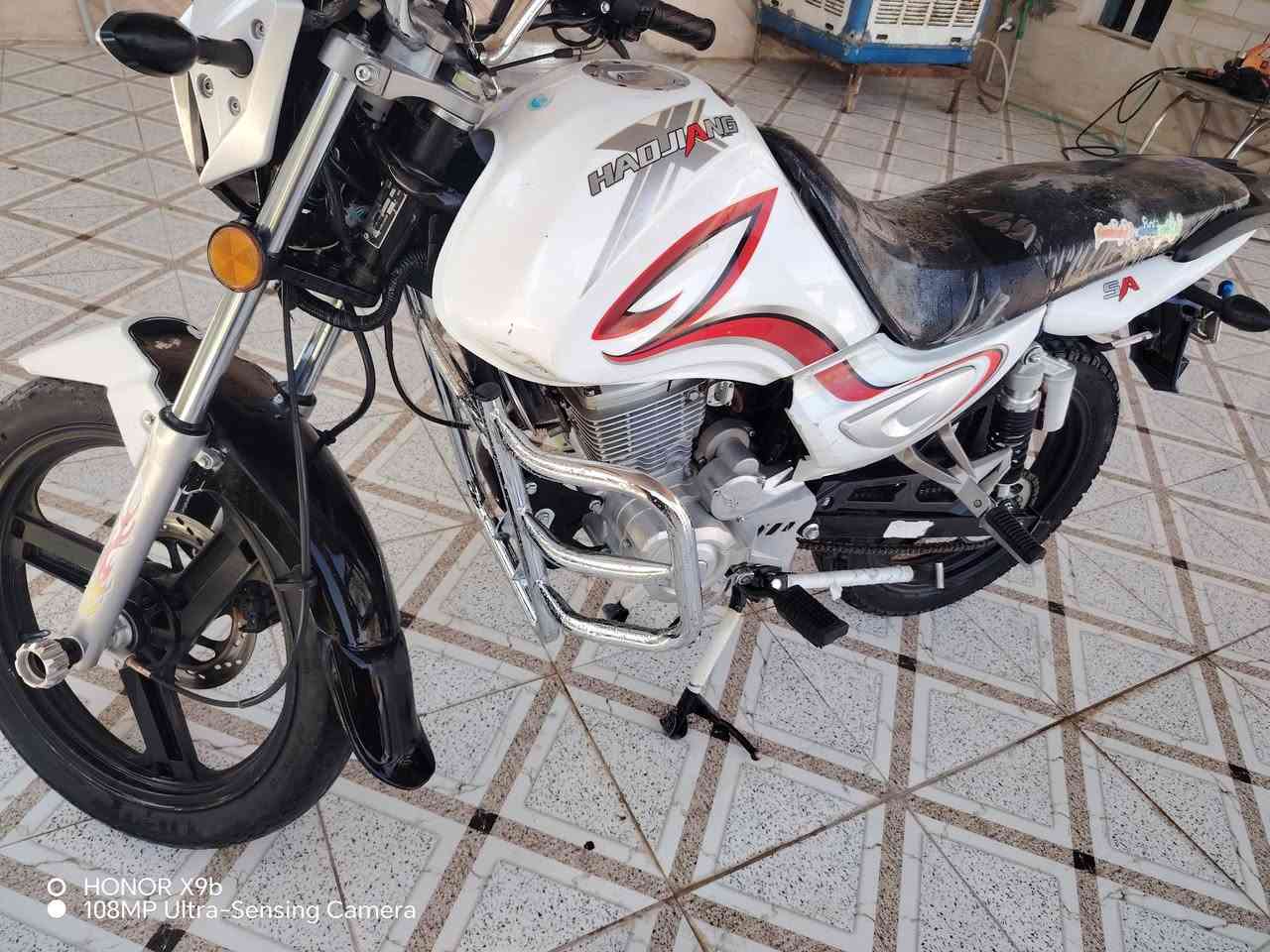 سنكي عالي للبيع 2023مكفول كفاله عامه السعر 1250وبي مجال للستفسار***********

نص مكتوب في الصور:
- HONOR X9b
- 108MP Ultra-Sensing Camera
- HONOR X9b 108MP Ultra-Sensing Camera