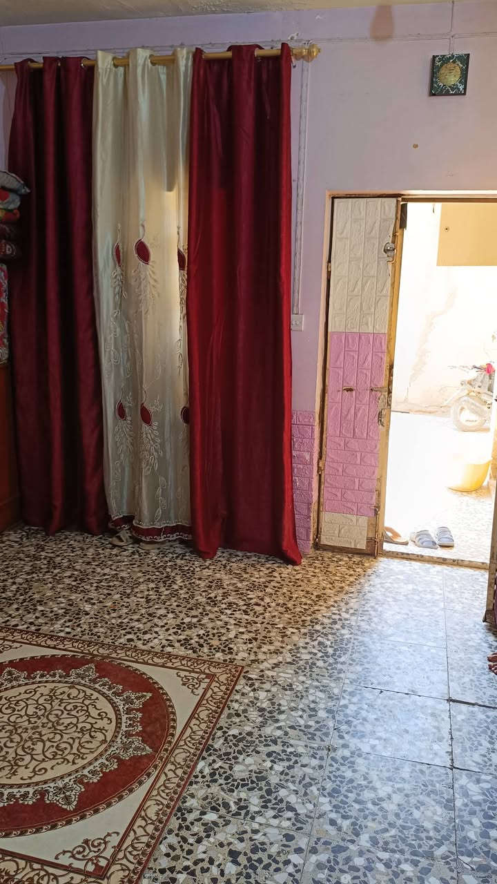 السلام عليكم بيت مساحة 100 متر مربع طابو صرف يحتوي على صاله واستقبال وغرفه ومطبخ وصحيات داخليه في حي الخضراء قرب شركة الاقتدار للاستفسار الاتصال على الرقم ***********
