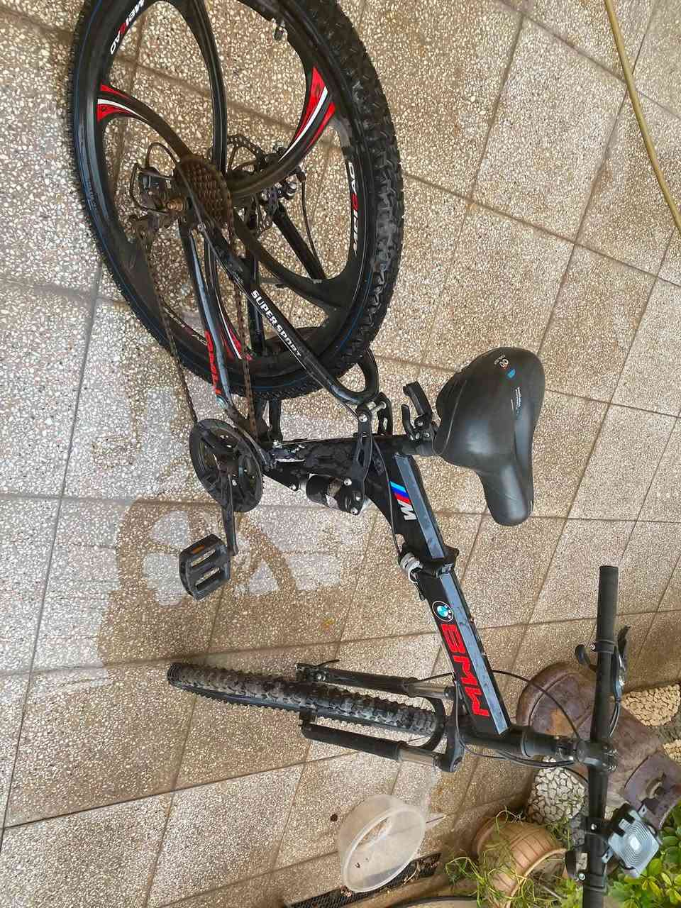 سلام عليكم 🚴 للبيع بايسكل بحالة ممتازة جدًا

* قابل للطي وسهل بالنقل والخزن.
* يحتوي على 7 تنميرات.
* تايراته قوية وتتحمل الاستخدام.
* استخدامه قليل ونظيف جدًا.
* يأتي مع ستاند هاتف قوي
* ⁠
💰 سعر البيع: 125 ألف دينار وبيه مجال.
رقمي للتواصل فيه واتساب وتليكرام : ***********

