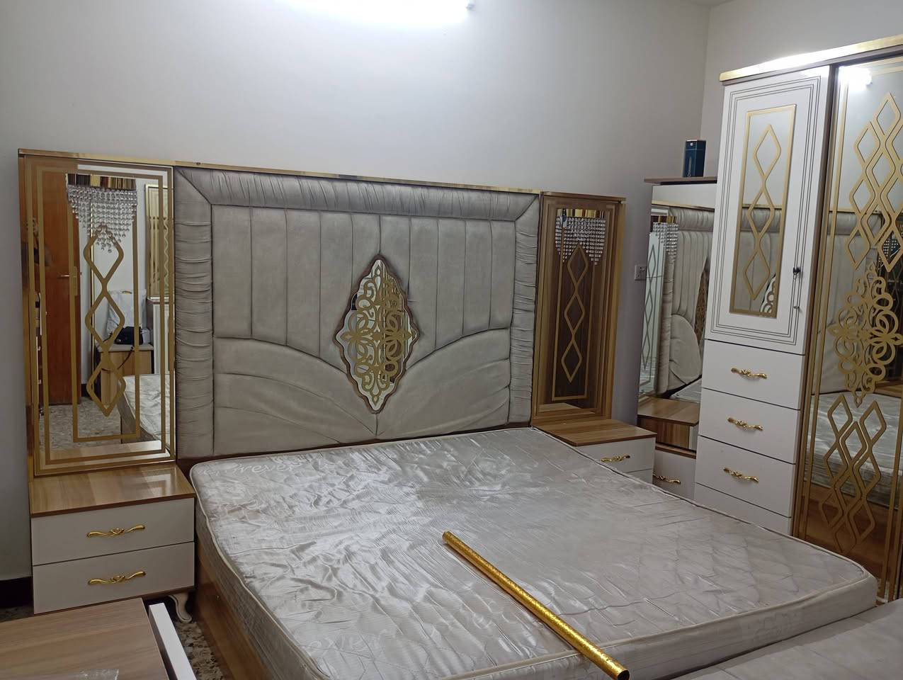 غرف نوم تركي ابواب كنتور مع محلق غرف نظيفة وحلوة. وشد ونقل مجاني للطلب على الخاص والرقم ***********
