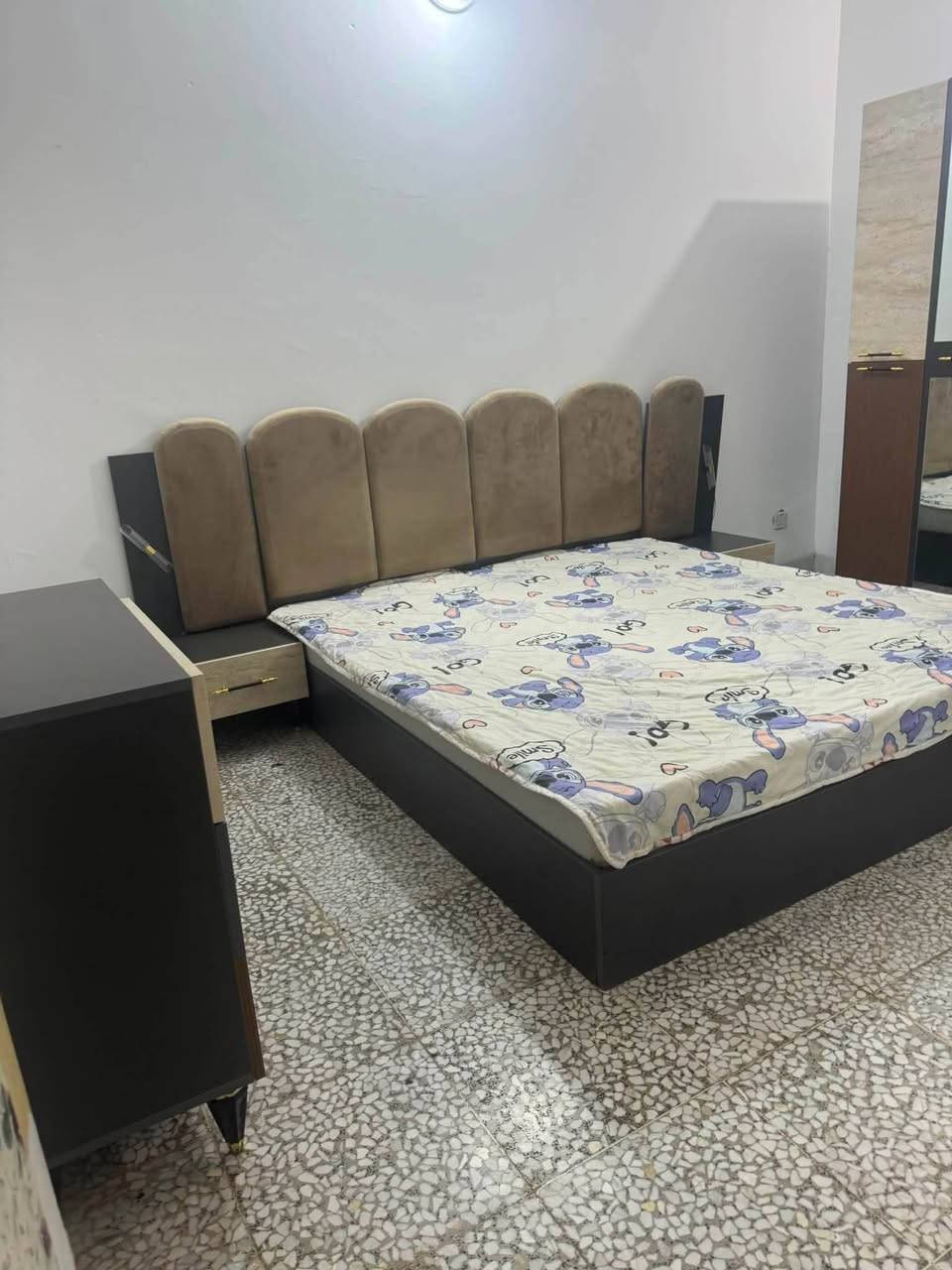 السلام عليكم غرفه للبيع جديده السعر ب 650  بيها مجال الاستفسار الاتصال ***********
