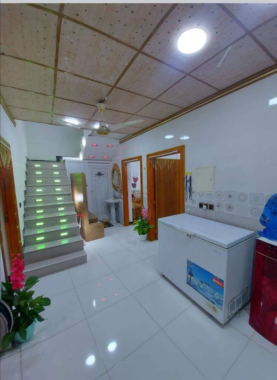 بيت مساحة 170 طابقين
واجهه 8 نزال 21 
بناء طابوق 
بناء سنة 1999

طابق اول 

هول / استقبال /  صاله /غرفه نوم / حمامات

طابق ثاني
 
ثلاث غرف نوم و صاله و حمامات 
سعر 200 وبي مجال
 اي استفسار  عالبيت  خابر عالرقم  ***********
