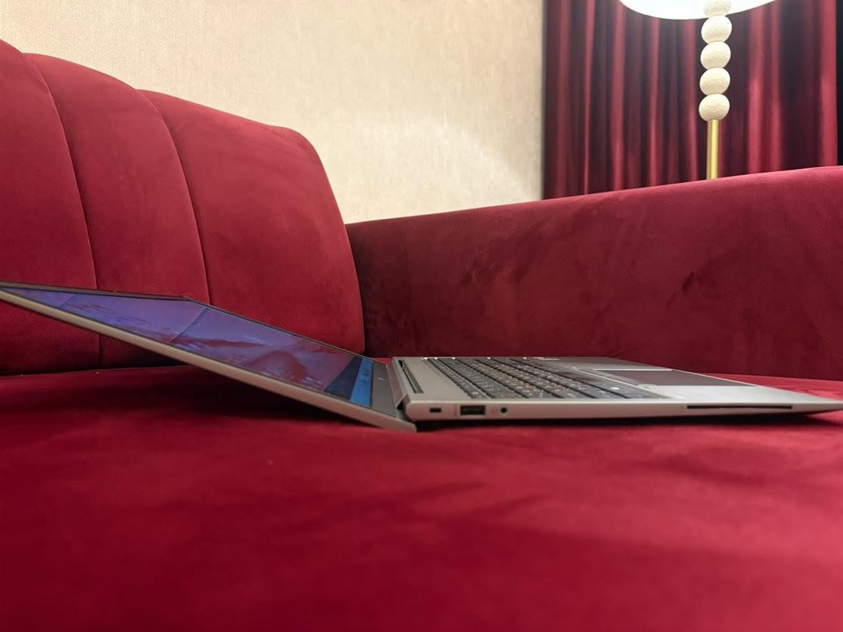 الوحش HP ZBOOK 15 FIREFLY G7 (شاشة لمس)

من أخف و أنحف أجهزة الـWorkstation (الهيكل معدني من الألمنيوم، متين وفخم جداً).

 

معالج قوي: كور 7 .. جيل 10 

رام: 16 كيكا DDR4 

هارد: 512 SSD نوع M2 (أسرع من SSD العادي إللي هو أصلاً سريع)

كارت شاشه داخلي  Intel UHD Graphics بحجم 8 كيكا 

كارت شاشه خارجي NVIDIA Quadro P520 بحجم 4 كيكا 

شاشة لمس 15.6 انج FHD 

فل كيبورد عربي انكليزي

منافذ كثيرة ومناسبة لكل الأعمال الاحترافية مع منفذين تايب سي ( ثندربولت )

#السعر 650 الف مع حقيبة و ماوس و ماوس باد 

مكاني بغداد العدل (توصيل #مجاني بكل العراق)

واتساب ***********
