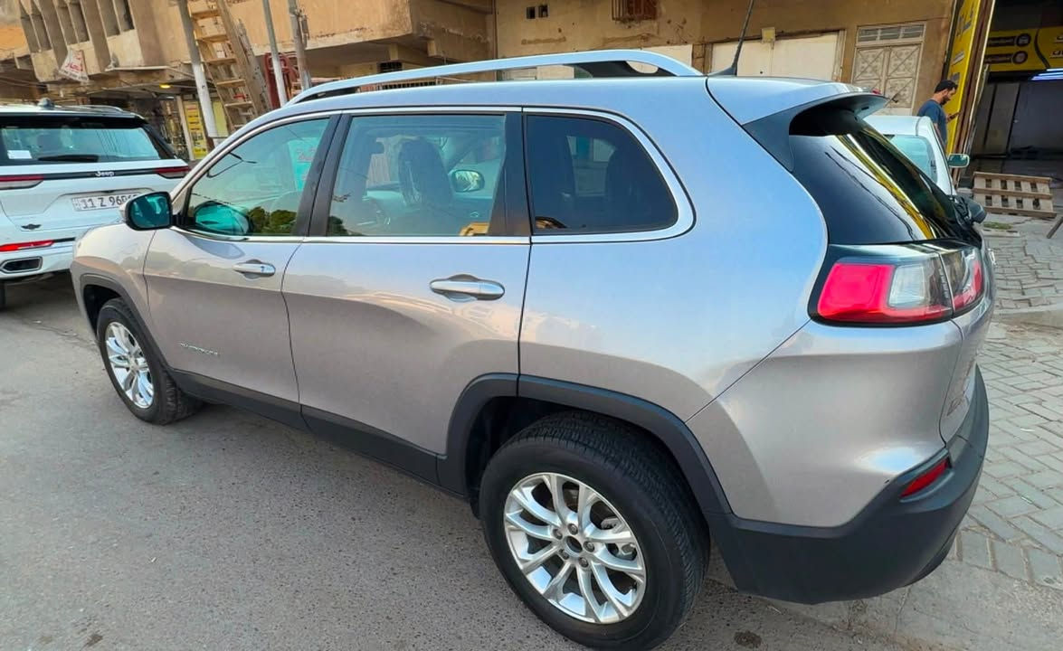 ســـلام عـلـيـكـم
سيارة : jeep Cherokee 
موديل السيارة : 2019
نوع الصنع : وارد امريكي 🇺🇸
مكان السيارة : بغداد
ممشى السيارة : 127000km
⚙️:محرك السيارة بحجم 2400cc و ناقل الحركة 9 سرعات 
المحرك و ناقل الحركة مكفولات ✅
رقم بغداد انكليزي
🛑مـواصـفـات🛑

1- كاميرا خلفية 
2- شاشة 
3- Apple car play &Android Auto 
4-كراسي مخمل
5- سايد بريك كهربائي  
6- تحكمات ستيرن 
وباقي المواصفات معروفة بفئة (latitude)

🎦 صور الحادث مرفقة في المنشور 
يوجد فيها باب فقط صبغ
السعر:135 وبيها مجال 🤍
الرقم : ***********
