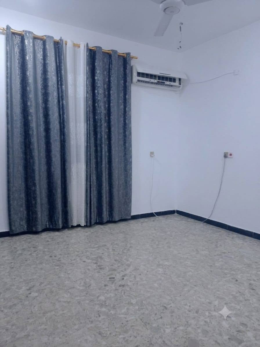دار للبيع مساحته 120 متر طابق واحد بيت نضيف ومتعوب عليه العنوان الدبيه الأولى ***********
