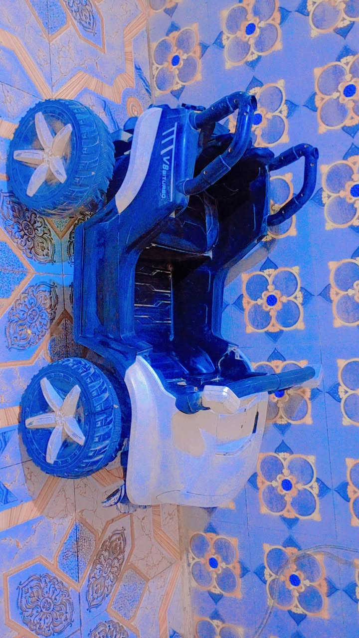 السلام عليكم سيارة اطفال للبيع عطلانة واستيرن مابيها للبيع ب20 وبيها مجال للاستفسار اكثر خاص
