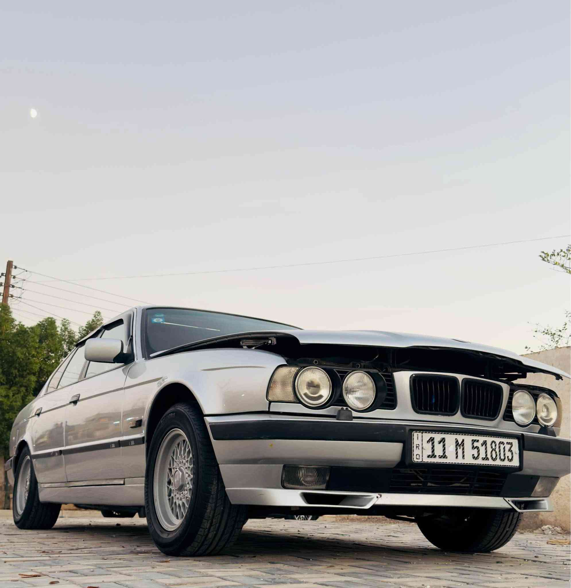 السلام عليكم 
Bmw 525i 1994 وارد يابان 
محرك 25 مسكر تك فانوس
غرفة جلد  وصاج ملكي كهرباء
سلايت 
ويل خلية جديد  اصلي وتخم تاير جديد 
مصبوغ جمالية بدون دكة جاكوج كفاله من الضربة 
دبل جكمجه دبل ايرباك  تلفون  داخل نضيف جدا 100‎%‎ 
صدر امامي خلفي جديد 
السيارة عليها ادامه كاملة رولات وقوايش وراديتر جديد وكلشي بيها ممتاز 
بغداد الكرادة 
***********
للبيع فقط بدون مراوس بغداد, العراق
