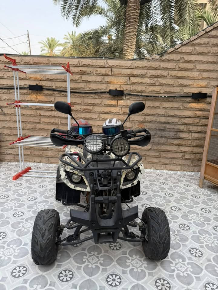 السلام عليكم دراجه رباعيه  موديل 2025للبيع مستخدمه كلش قليل شغاله كلشي مابيها بس باتري كاعد الله شاهد مشتريها بمليون ونص قبل سنه بس نتركت مكاني حي جامعه *********** سعرها 650 الف وبيها مجال
