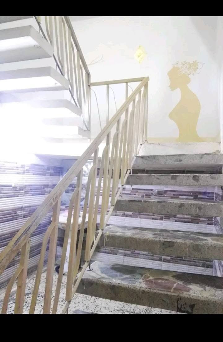 ​🏠 بيت للبيع في جميلة الثانية 🏠
المواصفات والتفاصيل:
​📐 المساحة: 100 متر مربع (الواجهة 4.5 م | النزال 21 م).
​🏗️ حالة العقار: يُباع كقطعة أرض أو منزل يحتاج إلى ترميم.
​🧱 البناء: طابقين صب مسلح.
​الطابق الأرضي: يحتوي على كراج، هول، مطبخ، بالإضافة إلى الخدمات.
​الطابق الثاني: يحتوي على غرفتين نوم.
​📍 الموقع المميز:
بغداد، جميلة الثانية –  علا الشارع العام، قرب فلكة 83 (فرع المدارس). موقع حيوى وقريب من الخدمات.
​📞 للاستفسار والتواصل:
يرجى مراسلتنا على الخاص أو الاتصال على الرقم: [***********]
