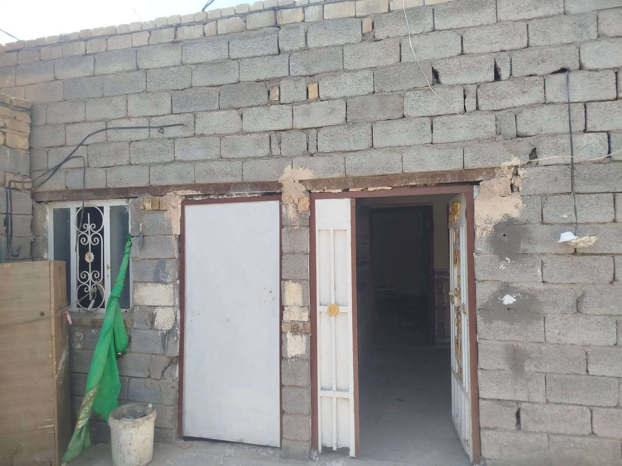 سلام عليكم بيت للبيع مساحته 150 مكان سيديه قرب مدرست الرحمه بضهر المستوصف البيت رقم بي معامله  مكان شطر ***********
