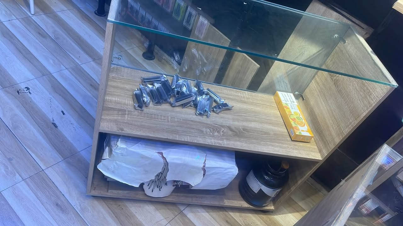 عارضات ثنين وتعليك وحده  نضيفات عرض العارضه متر و١٠ وعرض التعليك متر ٨٠ مكاني بغداد الدوره المهديه الثانيه واتساب *********** سعر العارضه ٦٠ وبيها مجال وسعر التعليك ب٥٠ وبي مجال
