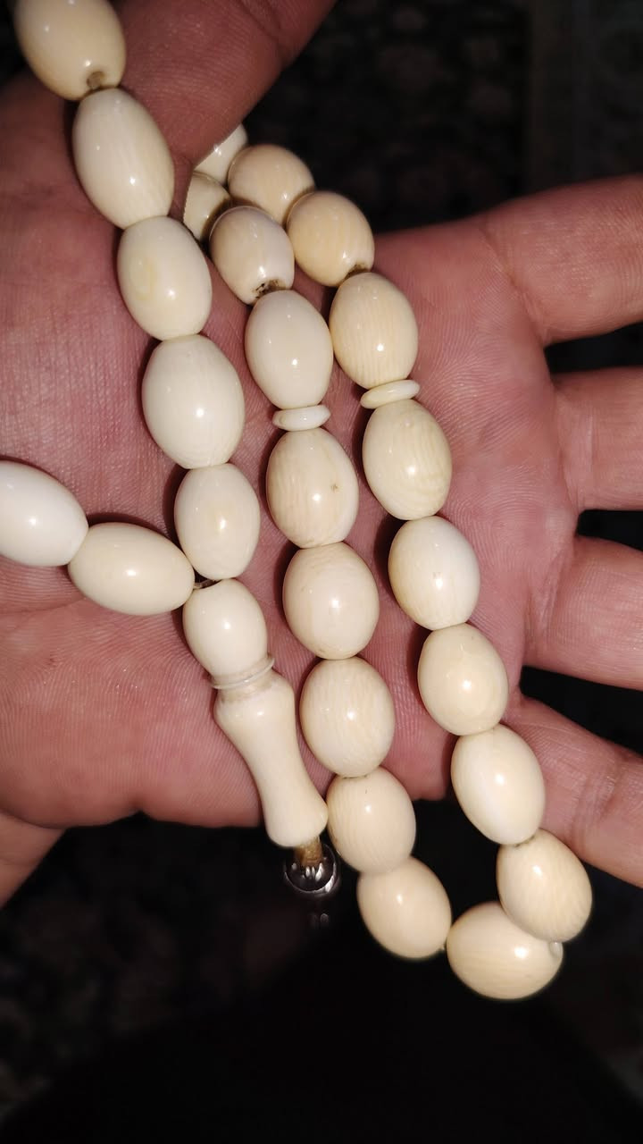 سلام عليكم
مسبحه عضم عاج ناب لفيل قديم جدأ جاي تغلف خدوخد 
ثلث 33حبه       التواصل   ***********
