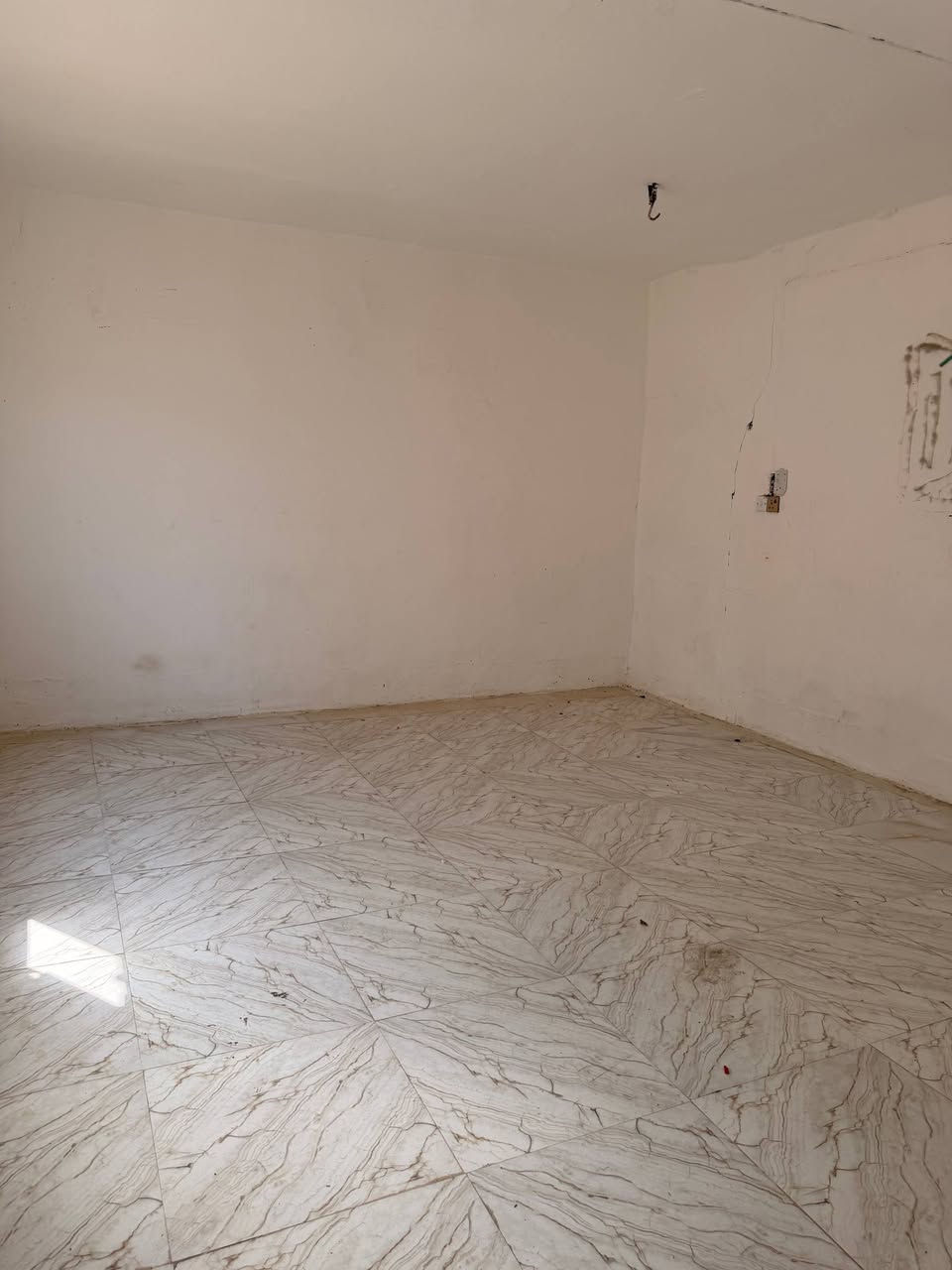 بدووون دلاليه السلام عليكم شقه لايجار تحتوي على هول مطبخ غرفه مجمع صحي كامل خارجي زائد سطح عالي وناصي كامله مكمله الموقع شارع 80 شارع الحسينيه حي الشهداء بظهر الشارع الرئيسي السعر 250الف 
***********
