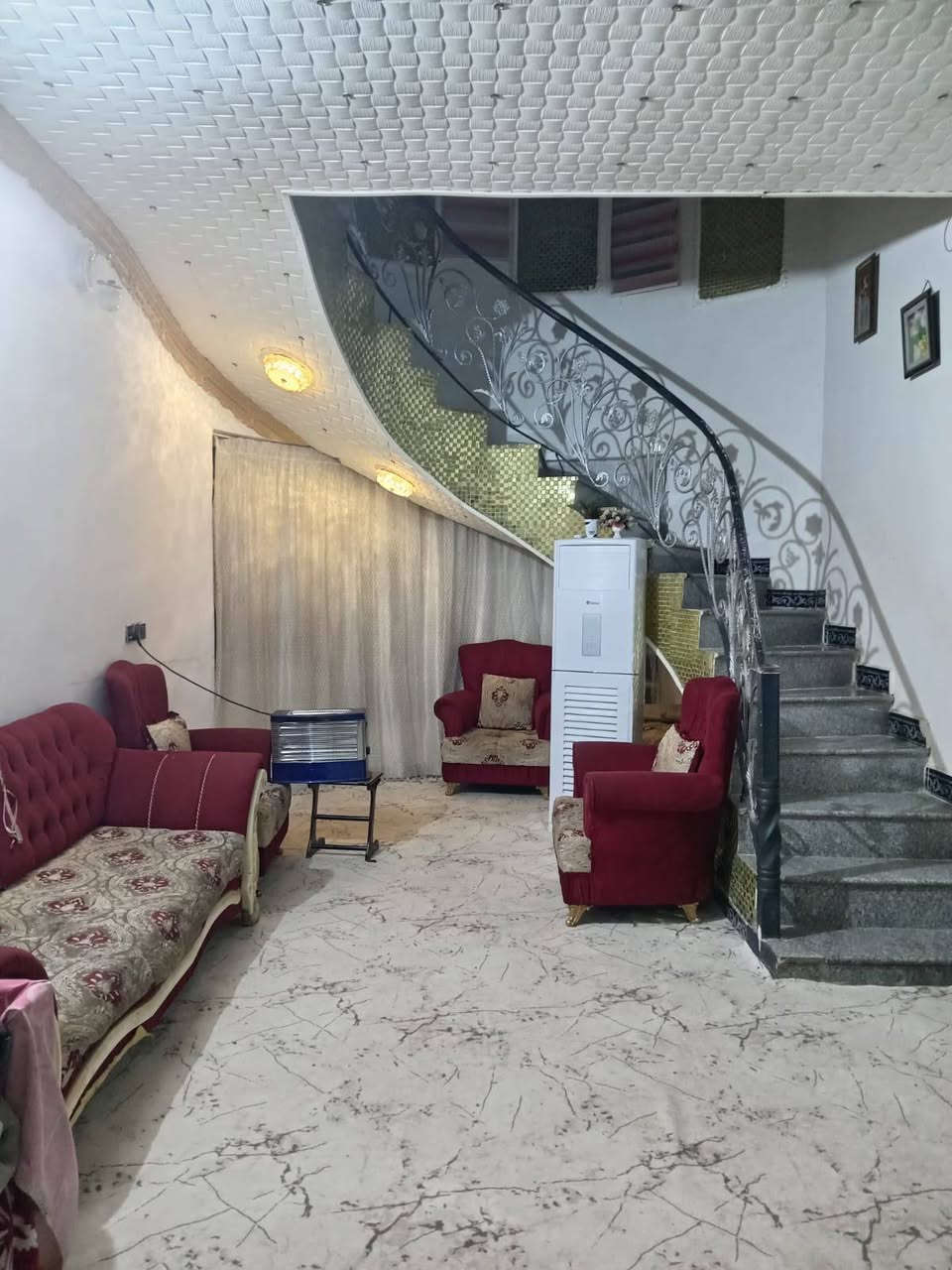 السلام  عليكم بيت للبيع المساحه ٢٠٠متر بداية شارع سالم طابقين بناء حديث الطابق الاول غرفه نوم وصاله ومطبخ وبراني وصحيات خارجيه وداخليه وطارمه وكراج سياره ومناور، الطابق الثاني غرفتين وصاله كبيره وحمام وسطحين، البيت وجهيته حجر،للاستفسار اكثر الاتصال ع ***********
