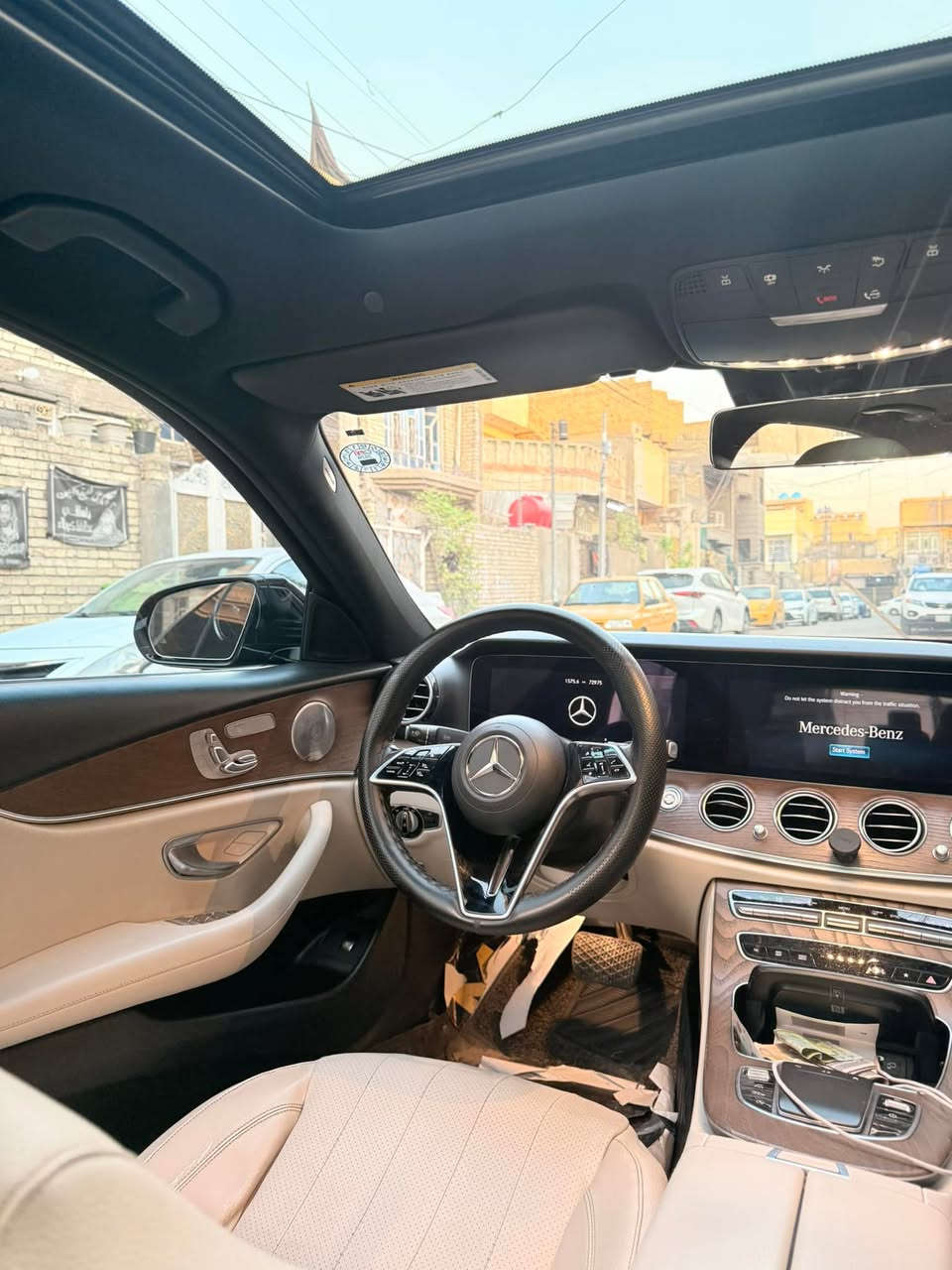 مارسدس E350 
مديل 2022
وارد امريكي الضرر فقط رش بقبق الجنطة + الدعاميه الاماميه فقط 
مواصفات السياره المعروفه 
سلايت 
داخل ابيض 
رادار امامي 
حساس 360 
كامرات 360 
السيارة ماشية 45 الف mi 
مغلفة ppf طافي 
السيارة كلش نضيفة وجديده
*********** 
مكان السياره بغداد 
السعر 380 ورقة وبيها مجال
للبيع فقط بدون مراوس

