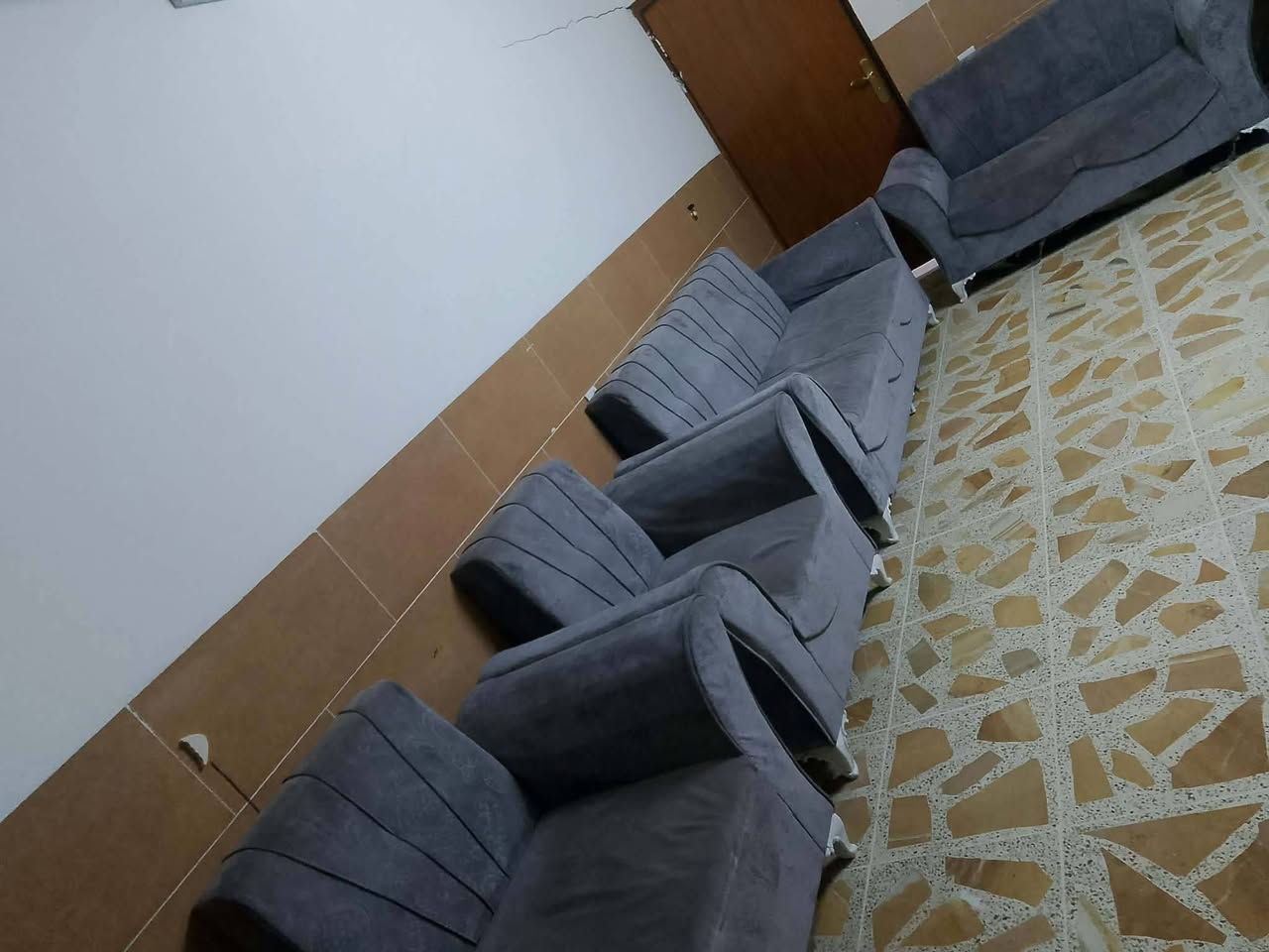 كنبة • ٤ مقاعد • نظيفه