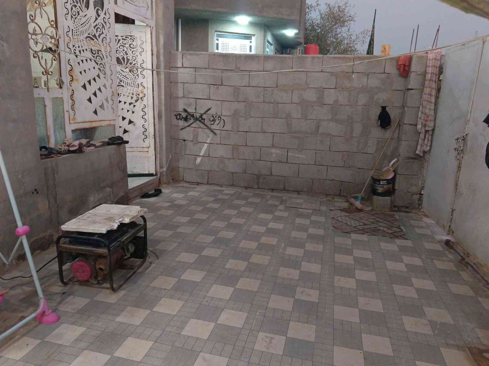 بيت للبيع بشارع معمل الثلج مساحه 150 متكون من غرفتي النوم صاله واستقبال ومطبخ غرفه ثالثه بالطابق الثاني تواصل على الرقم/***********
