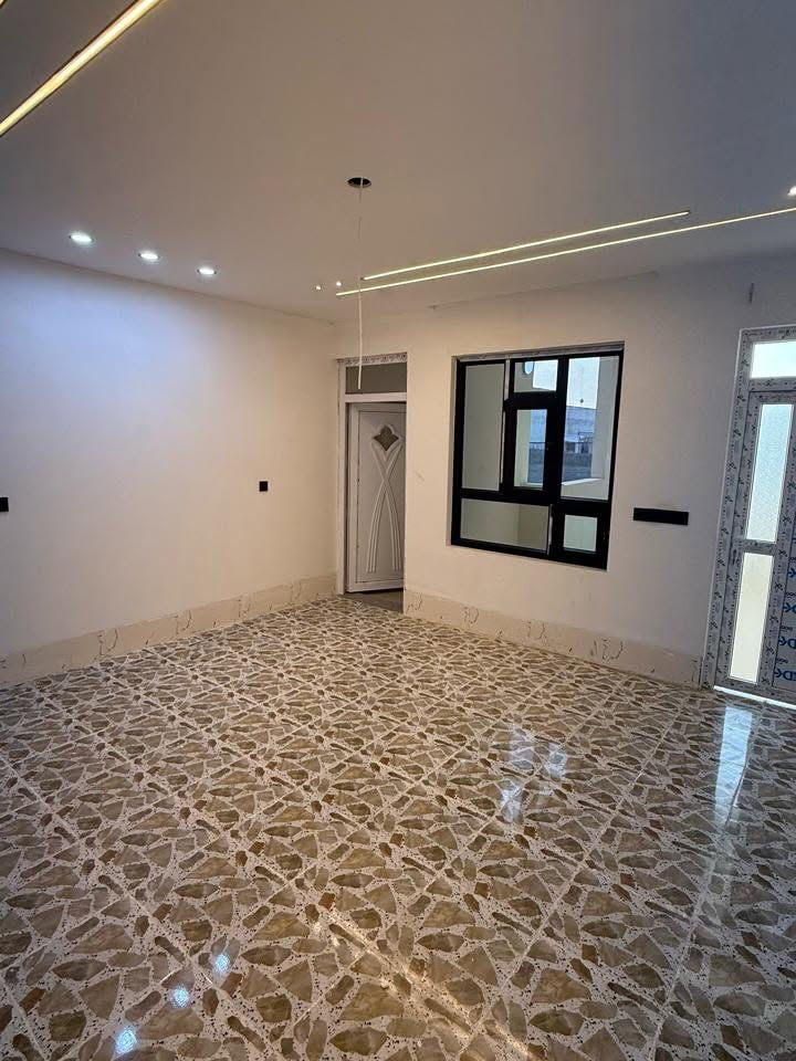بيت للإيجار حديث غير مسكون 

📍 الموقع: حي الشيماء 
📐 المساحة: 100 م²
🏘️ عدد الطوابق: طابق ونص 

تفاصيل الدار:

🔸 الطابق الأرضي:
غرف نوم عدد 1. + هول + استقبال + مطبخ + صحيات داخلية + صحيات خارجية

🔸 الطابق الثاني:
غرف نوم عدد 1 + هول + صحيات 

للاستفسار ومعرفة التفاصيل، مراجعة مكتب أيسر الشيخ للعقار

📌 عنوان المكتب:
الموصل / حي الوحدة / مقابل جامع الودود وسانكو مول

📲 للتواصل:
▪️ايمن الشيخ : ***********
▪️ وسام الحمداني : ***********

بدل الإيجار 300 الف سعر نهائي
