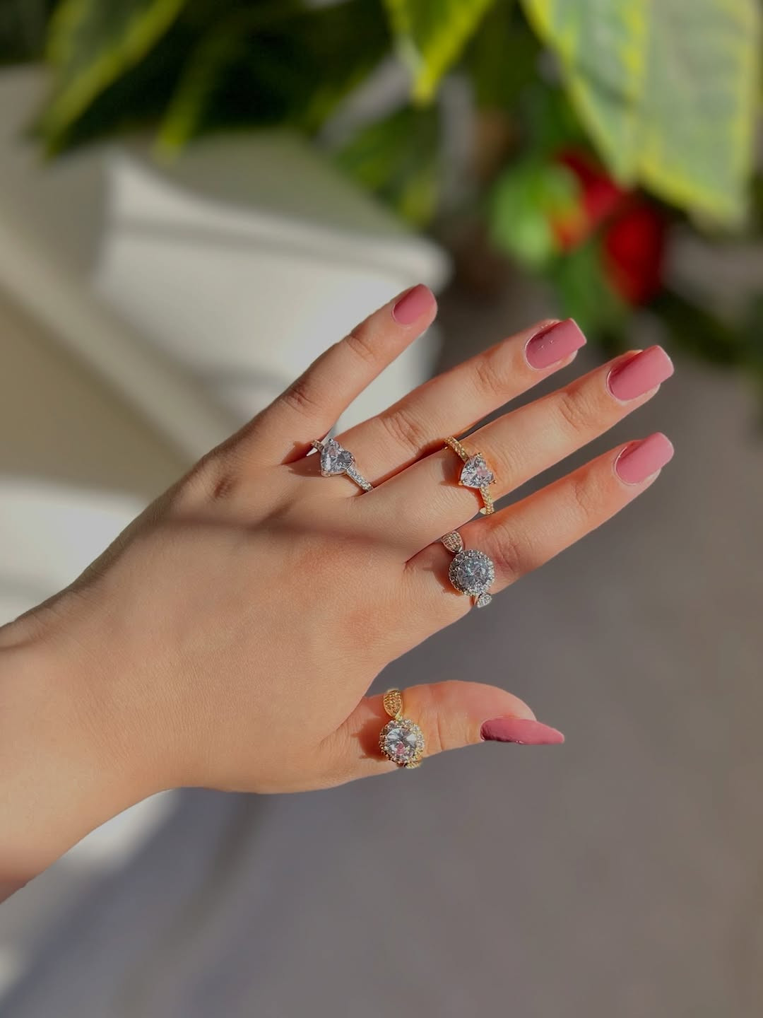 محابس زاركون فري سايز يجننون🥺🎀

نص مكتوب في الصور:
- الجمال يلي تستاهلة أيدج 🏯🥺
- اقلبي للموديلات 🦋👍