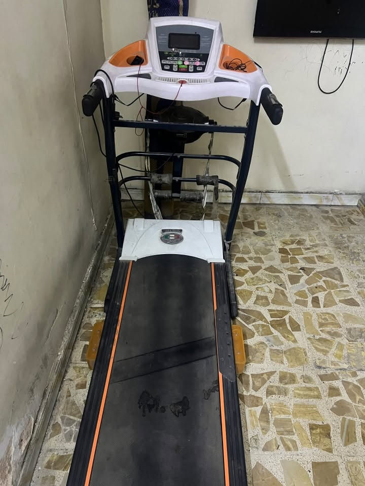 السلام عليكم 
جهاز جري جبلي 
الصنع ايطاليا 
مع جهاز رجاج لحرق الدهون 
اخو جديد الله شاهد وهاي الصور لان جان بالمخزن وبعدني ما ماسحه
السعر 250 وبيه مجال   
المكان بغداد البلديات 
الاستفسار :***********
