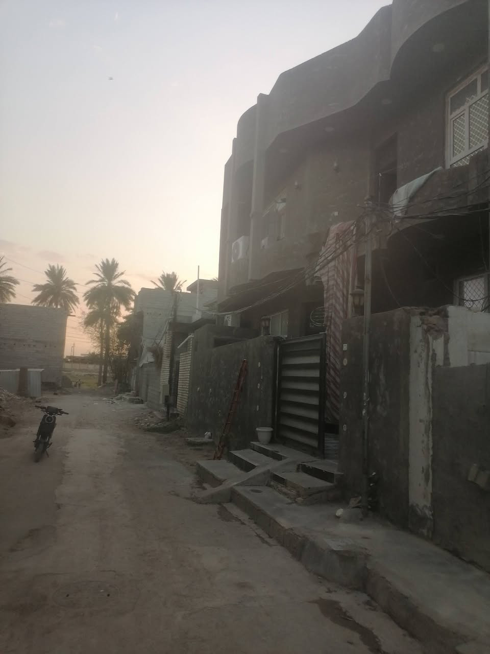 المساحه ١٥٠ متر يقع ب٧ نيسان نزله العلكاوي السعر ١٣٠ وبيه مجال زراعي سند ٢٥ للاستفسار الاتصال على الرقم ***********
