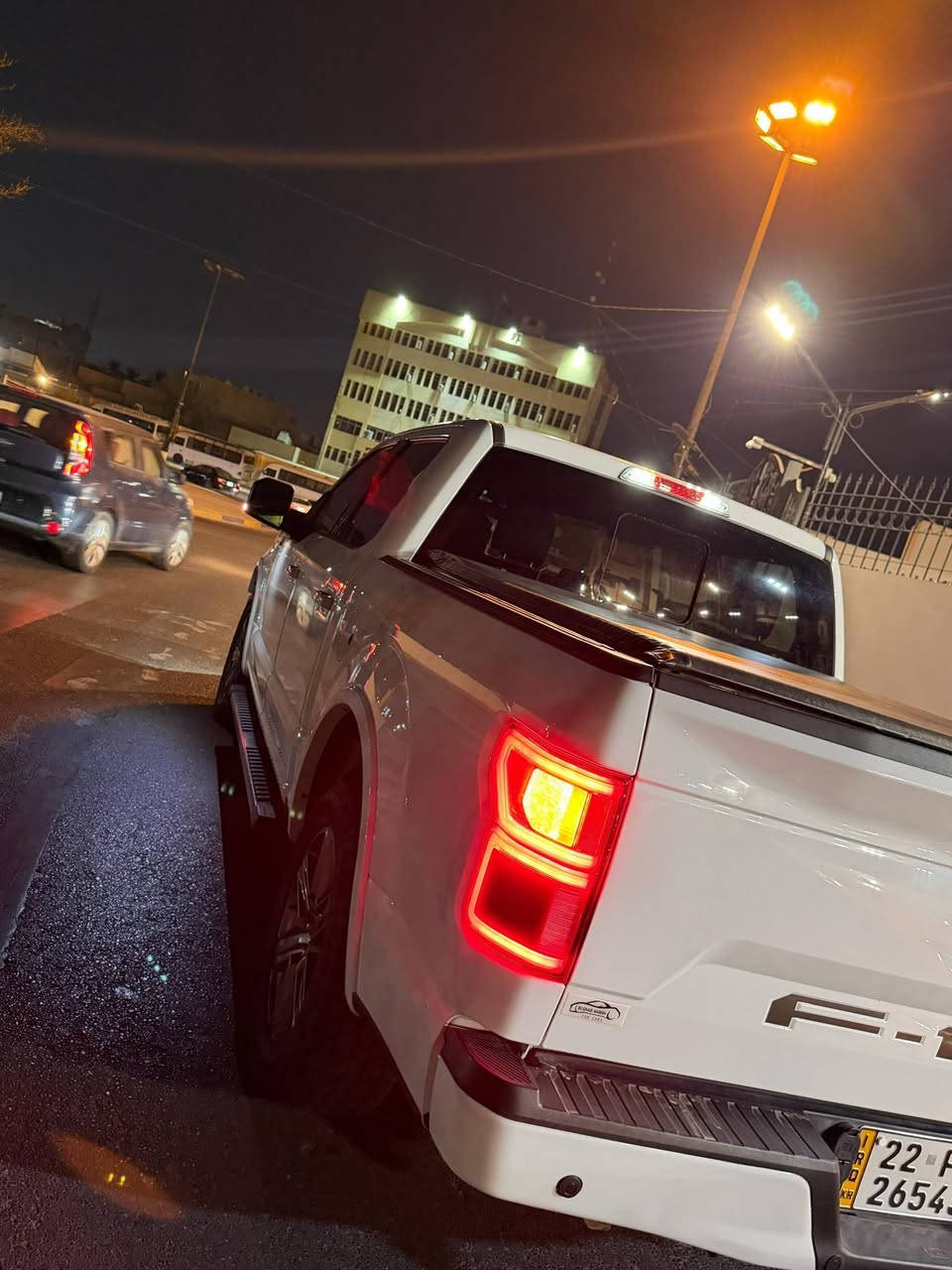 فورد F-150 موديل 2020 (لاريت - Lariat)
الويل 20
الفئة: لاريت (Lariat)
الوارد: كندي (كلين تايتل - بدون صبغ نهائياً)
المحرك: 2.7L توين تيربو 6 سلندر (EcoBoost V6)
الرقم: أربيل (بأسمي السياره)
اللون الخارجي: أبيض
اللون الداخلي: جلد أسود
أبرز المواصفات:
الباب يحتوي على رمز سر (كود سري لفتح الأبواب)
فتح الباب الخلفي (البدي / الصندوق) عن بُعد بواسطة البصمة (Remote Tailgate Release)
فتحة سقف بانوراما مزدوجة (Twin Panel Moonroof)
جامة خلفية سلايد تفتح وتغلق كهربائياً (Power Sliding Rear Window)
مرايات جانبية كهربائية (طوي + تحكم)
نظام دفع رباعي (4x4) مع أنظمة قيادة متعددة
كشنات جلد أسود (تدفئة وتبريد للمقاعد الأمامية + تدفئة للمقاعد الخلفية)
شاشة كبيرة تدعم Apple CarPlay و Android Auto
نظام صوتي فاخر (B&O)
تشغيل عن بُعد + بصمة
رادار وتنبيه عند الخروج عن المسار
كاميرات وحساسات للمساعدة في الركن
دواسات جانبية ثابتة
حالة السيارة:
البدي: كلين تايتل، مكفولة من الصبغ والتعديل نهائياً.
بشرط الفحص السيارة بحالة ممتازة وبدون أي نقص.
السعر: 350 ورقة (35,000 دولار)
الموقع: بغداد / شارع فلسطين
للتواصل والاستفسار: ***********
