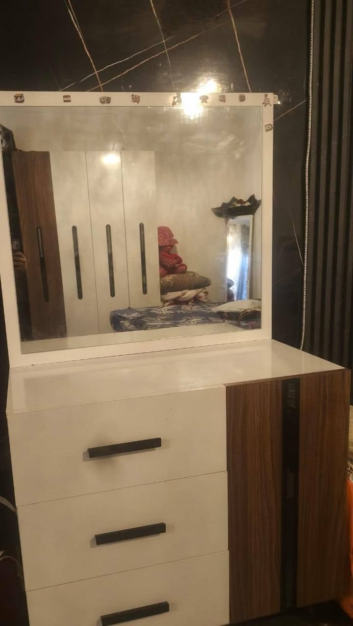 سلام عليكم عندي غرفه نوم للبيع اخذتها قبل شهر مليون و450 ورايدها مليونو100وبيها مجال قليل ***********
