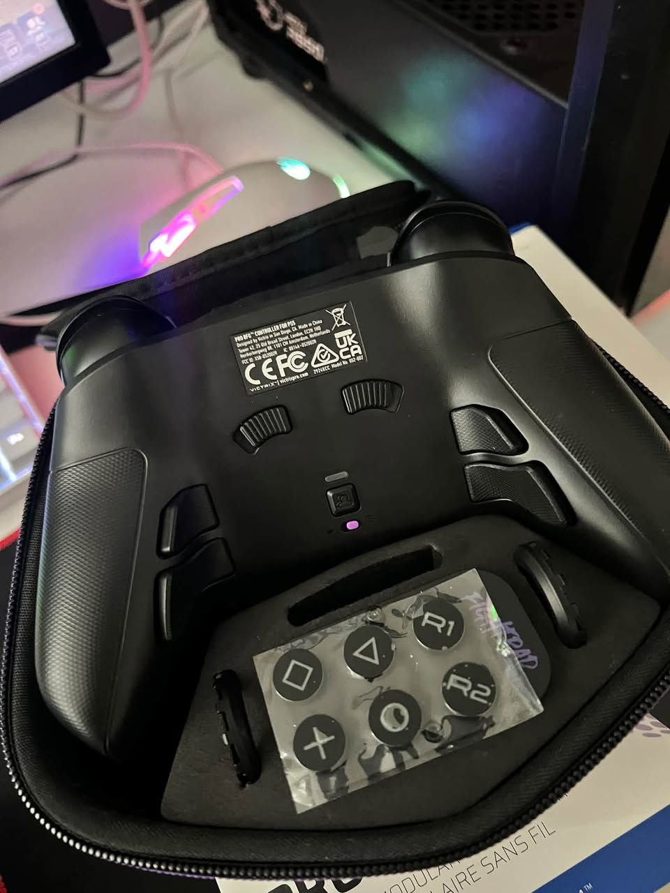 للبيع Victrix Pro BFG 🎮🔥
* Wireless + Wired
* متوافقة مع PS5 / PS4 / PC
* 4 أزرار خلفية قابلة للبرمجة
* تصميم Modular وتكدر تبدّل أماكن/قطع الأنالوك والـD-Pad
* Trigger Stops
* أكثر من Profile للحفظ
* تجي ويا Wireless Dongle + USB-C Cable
* جديده هستوني فتحتها مستخدمه ساعه وحده فقط 
اخذتها ب 250 وراح ابيعها ب 200
