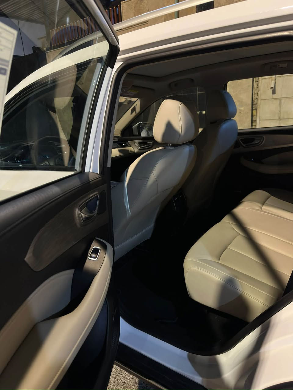 للبيع MG RX5 موديل 2023
• الموديل: 2023
• اللون: أبيض
• الفئة: SUV (كروس أوفر مدمجة - 5 مقاعد)
• المحرك: 1.5L تيربو (4 سلندر / 171 حصان)
• كير: أوتوماتيك دبل كلتش (DCT) من 7 سرعات
التجهيزات والمواصفات:
• الإضاءة: مصابيح LED أمامي وخلفي كامل + إضاءة نهارية LED (DRL)
• المقاعد: مقاعد جلد بتصميم رياضي (تحكم كهربائي لمقعد السائق)
• التحكم والدخول: دخول ذكي بدون مفتاح (بصمة أبواب) + تشغيل بصمة
• الزجاج والنوافذ: زجاج كهربائي بالكامل مع خاصية الفتح/الإغلاق بلمسة واحدة
• الأمان والسلامة:
 وسائد هوائية (أكياس هوائية)
 نظام فرامل ABS + نظام الثبات الإلكتروني (ESP)
 سنترلوك (قفل مركزي تلقائي مع الحركة)
• الراحة والمقصورة:
 فتحات تكييف خلفية + منافذ شحن USB
 شاشة لمس مع دعم Apple CarPlay / Android Auto
• المسافة المقطوعة (8200)
• حالة السيارة: [سليمة / مكفولة من الصبغ والحوادث]
• المكان: البصرة
• السعر: [ 23 مليون ]
• للتواصل والاستفسار: [***********]

