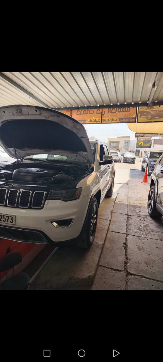 🚗 جانب من أعمال ورشتنا – جيب 2017

في ورشتنا نحرص دائمًا على تقديم النصيحة الفنية الصحيحة قبل أي عملية صيانة.

✅ ننصح بإلغاء مسخن (مبرد/مسخن) ناقل الحركة في بعض سيارات جيب، لأنه لا يتناسب مع الأجواء الحارة في العراق، وقد يكون سببًا في حدوث مشاكل بمنظومة التبريد.

🔧 حالة حقيقية من الورشة:
راجعنا أحد الزبائن وهو يشكو من نقص مستمر في ماء الراديتر. وبعد الفحص الدقيق تبيّن أن سبب المشكلة هو وجود خلل في مسخن ناقل الحركة.

تم تنفيذ الأعمال التالية:
✔️ إلغاء مسخن ناقل الحركة.
✔️ تفريغ زيت ناقل الحركة.
✔️ فتح كارتير (كيس) القير.
✔️ تبديل فلتر ناقل الحركة.
✔️ تعبئة زيت جديد من ماركة بيل (Bell) ذات الجودة العالية والمعتمدة بمواصفات السيارات الأمريكية.
✔️ تنظيف دورة التبريد بالكامل.

✨ بفضل الله تم معالجة المشكلة قبل أن تتطور إلى أعطال أكبر وتكاليف أعلى، وذلك بالاعتماد على الفحص الدقيق والالتزام بالصيانة الدورية.

📌 الفحص مجاني لجميع أجزاء السيارة.
📞 للاستفسار والحجز:
***********7823381067

📍 العنوان: بغداد – حي الجامعة.

🔹 خبرة • أمانة • تشخيص دقيق • قطع وزيوت أصلية • خدمة مضمونة.

الصيانة الوقائية توفر عليك الكثير من الأعطال والمصاريف، لا تنتظر حتى تتفاقم المشكلة.
