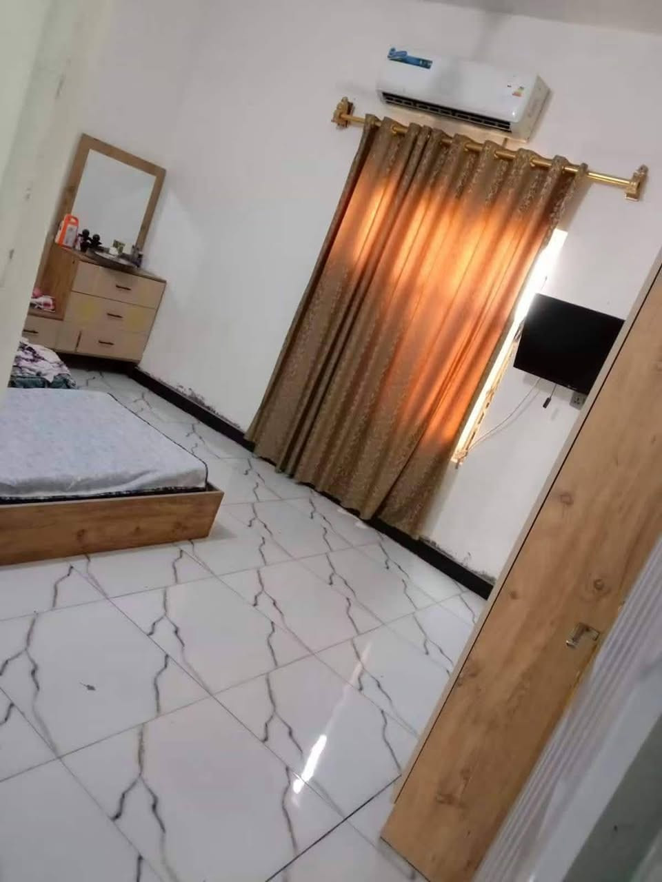 السلام عليكم بيت للبيع مساحه 200 متر غرفتين وصاله مطبخ واستقبال ومناور بيت جديد ونظيف حي الامين ام  طباشي خلف حسينيه سفينه طريق الزوار اكثر استفسار اتصال بالرقم 
***********
