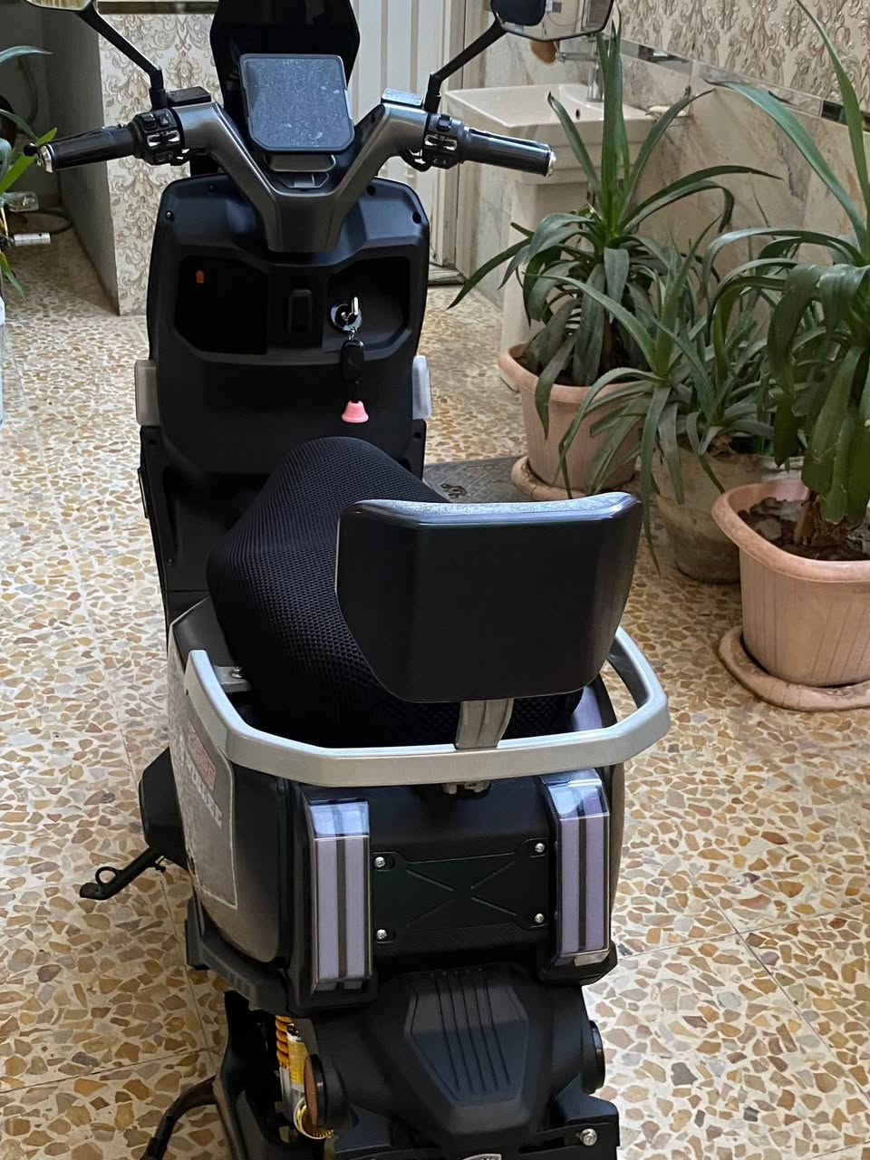 دراجه شحن نوع صاعقه شركة TAGO
فول مواصفات 
ست بطاريات مسطره 
ملف الفين وخمسميه 2500 
تمشي 80 حقيقي وتقرا بالشاشه 120
نضام الR بك 
لايت عالي ناصي 
دبل أشار 
اربع سرعات 
 نظام العطلات تضهر بالشاشه 
مساحه تخزين جبيره 
تشتغل وبيها سويجين ، بصمه، كارتين 
مستخدمه شهر ليهسه بتراب الشركه 
بيها وصل شراء 
سعر مليون و100 وبيها مجال 
للاستفسار على هذا الرقم ***********
العنوان الشعله
