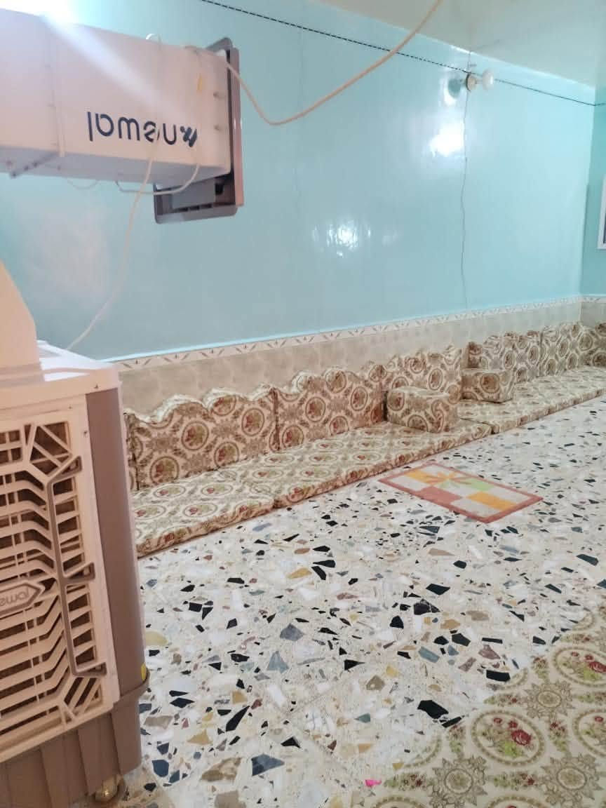السلام عليكم (🏠 دار للبيع – حي العسكري)
 المساحة: 200 متر مربع

 الطابق الأول: 3 غرف نوم + صالة + مطبخ خارجي + استقبال + صحيات.

 الطابق الثاني: 2 غرفة نوم + صالة + صحيات.
للاستفسار والمراجعة:
📍 مكتب عقارات الفنار – مجاور مستشفى الخضر العام
📞 رقم الهاتف: ***********
