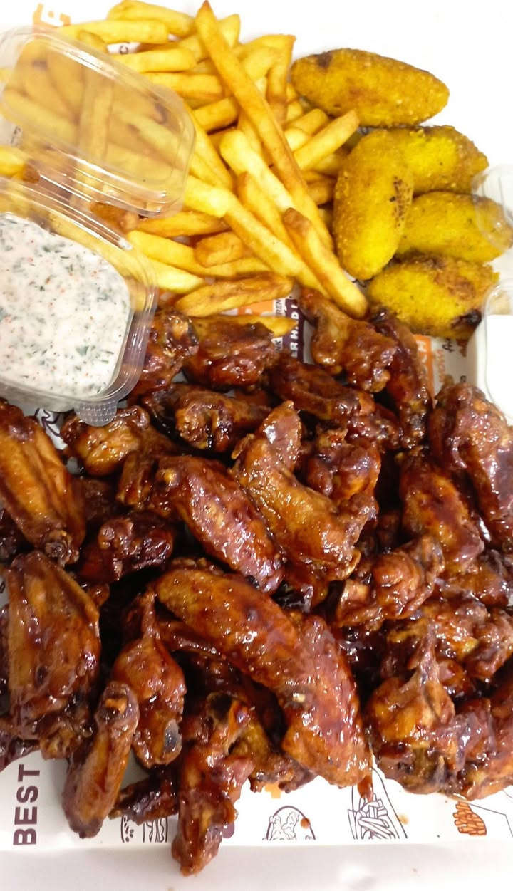🍗🔥 زاد أهلنه جابتلكم نكهة تكساس للحلّة! 🇺🇸
لأن نحب نجيبلكم كل جديد ومميز، حضّرنالكم تشكيلة أجنحة دجاج بطعم غير شكل 😍
🍗 أجنحة مشوية ومتبلّة بتتبيلة خاصة، بطعم غني ولذيذ يخليكم تطلبوها مرة ومرتين!
🔥 أجنحة دجاج مقلية ومقرمشة بصوص البافلو، قرمشة من برّه وطعم حار ولذيذ من جوّه، ويّاها صوص خاص للتغميس يزيدها متعة! 🤤
🌶️ نكهة تكساس وصلت للحلّة، وتجربة جديدة ومختلفة وفرناها إلكم بمطبخ زاد أهلنه!
يلا جرّبوها، وخلّونا نسمع آراءكم… لأن رأيكم يهمّنا وأهلنه يستاهلون كل جديد ❤️
مطبخ زاد أهلنه — الطعم الأصيل والنكهة المختلفة!

يوجد توصيل  داخل الحمزه والهاشميه
