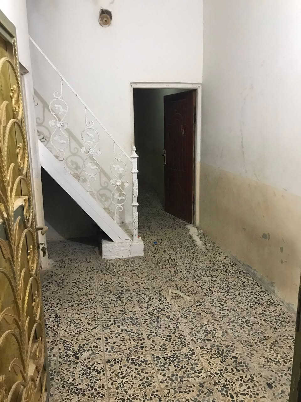 سلام عليكم بيت للبيع
المساحه ٤٠ متر

الواجهه ٤ متر والنزال ١٠ متر 

رقم العقار ٥٧٢٨٦

البناء طابوق جيري 

السقف عكاده 

السعر٣١ 

يبعد عن شارع المجمعات ١٠٠ مترخلف المجمع الكوري

***********
