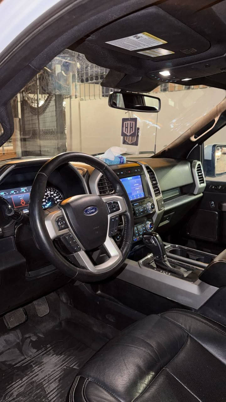 فورد F-150 موديل 2020 (لاريت - Lariat)
الويل 20
الفئة: لاريت (Lariat)
الوارد: كندي (كلين تايتل - بدون صبغ نهائياً)
المحرك: 2.7L توين تيربو 6 سلندر (EcoBoost V6)
الرقم: أربيل (بأسمي السياره)
اللون الخارجي: أبيض
اللون الداخلي: جلد أسود
أبرز المواصفات:
الباب يحتوي على رمز سر (كود سري لفتح الأبواب)
فتح الباب الخلفي (البدي / الصندوق) عن بُعد بواسطة البصمة (Remote Tailgate Release)
فتحة سقف بانوراما مزدوجة (Twin Panel Moonroof)
جامة خلفية سلايد تفتح وتغلق كهربائياً (Power Sliding Rear Window)
مرايات جانبية كهربائية (طوي + تحكم)
نظام دفع رباعي (4x4) مع أنظمة قيادة متعددة
كشنات جلد أسود (تدفئة وتبريد للمقاعد الأمامية + تدفئة للمقاعد الخلفية)
شاشة كبيرة تدعم Apple CarPlay و Android Auto
نظام صوتي فاخر (B&O)
تشغيل عن بُعد + بصمة
رادار وتنبيه عند الخروج عن المسار
كاميرات وحساسات للمساعدة في الركن
دواسات جانبية ثابتة
حالة السيارة:
البدي: كلين تايتل، مكفولة من الصبغ والتعديل نهائياً.
بشرط الفحص السيارة بحالة ممتازة وبدون أي نقص.
السعر: 350 ورقة (35,000 دولار)
الموقع: بغداد / شارع فلسطين
للتواصل والاستفسار: ***********
