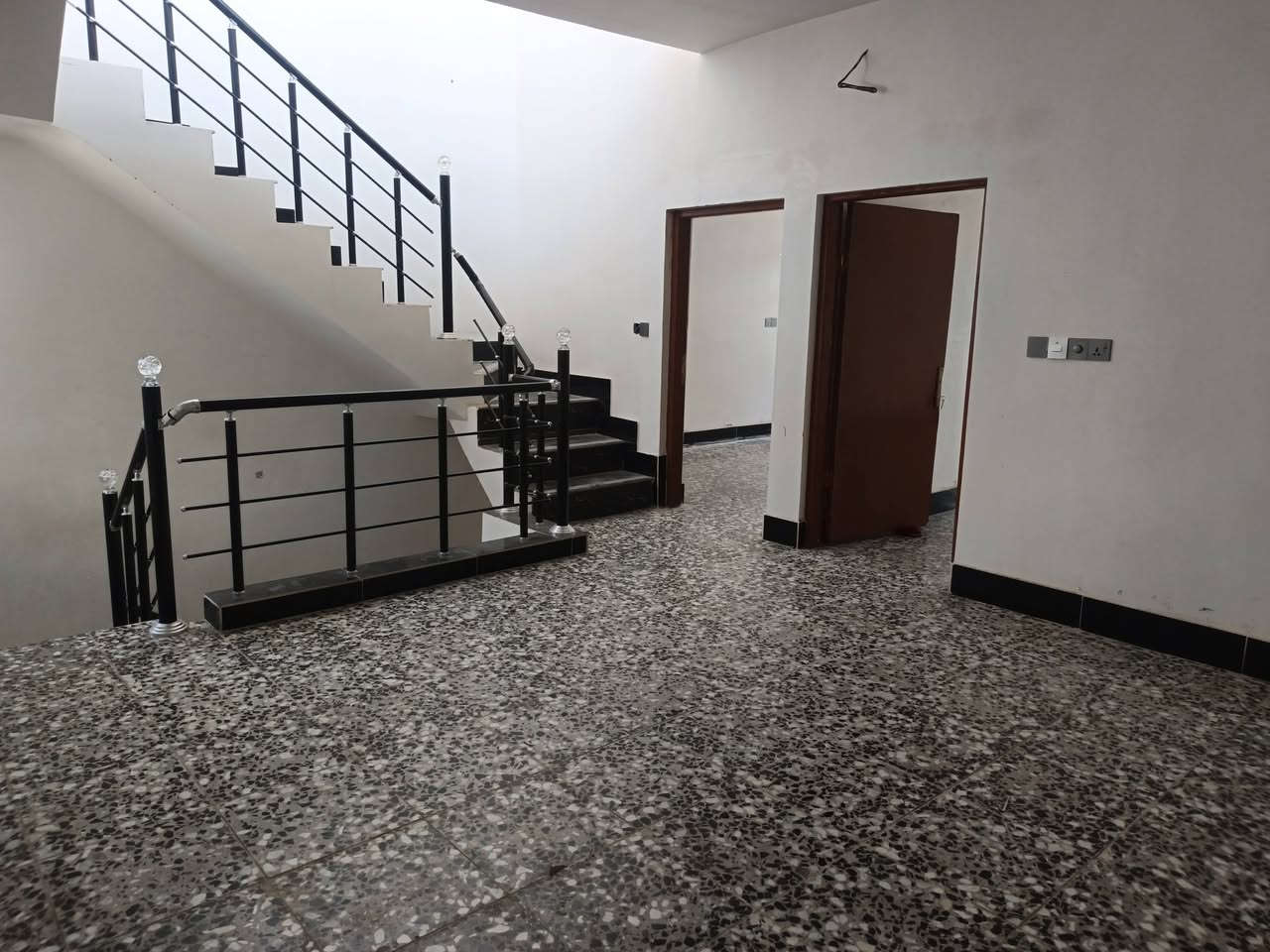 الدار للبيع مساحه 135
7x19
4غرف نوم 
بناء حديث يبعد عن السوق و الامام ٣ دقايق 
للستفسار:-***********

