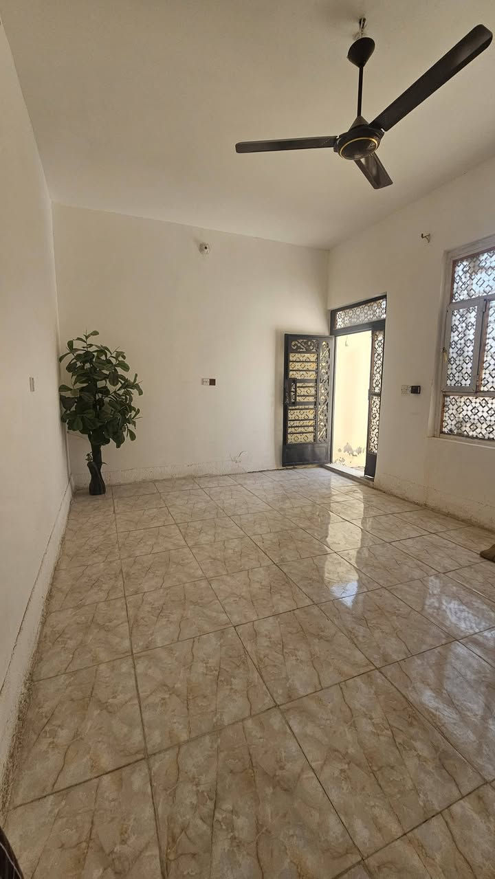 السلام عليكم بيت للبيع منطقة البو جاسم المساحة 200 كامل خدمات ماء وكهرباء وتبليط البيت جاهز من كلشي يحتوي علة 3غرف نوم وصالة واستقبال ومطبخ صحيات داخلية وخارجية  بناء حديث درجة اولة السعر والاستفسار اتصل على رقم *********** غير متواجد علة الفيس
