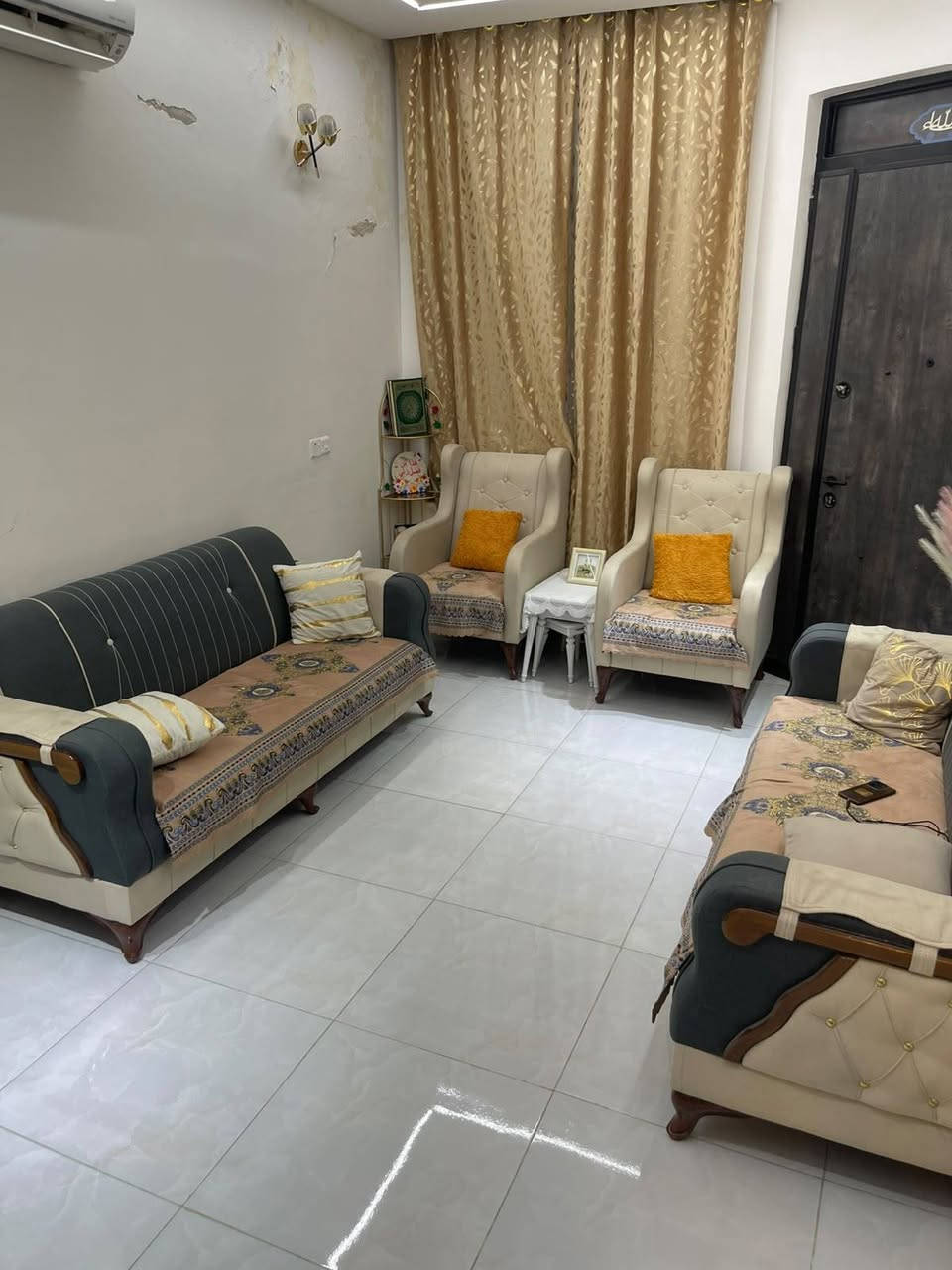 بيت للبيع ١٠٠ متر العنوان📍  الدورة البوعيثة مجمع الحليم  واجهة ٦وربع نزال ١٦ يحتوي على ٣ غرف نوم واستقبال وصالة  ومطبخ حار بارد البيت تنازل شركة الحليم   شغل البيت درجه اولى.
لل استفسار الاتصال ع رقم التالي*********** يوجد واتساب.
او مراسله الصفحه. ❤️
