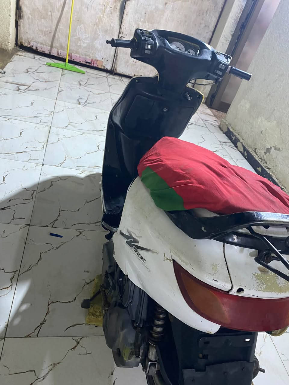 السلام عليكم دراجه فراشه للبيع الدراجه حلوه نضيفه بلاديه كلها بلاديه كفرها بلادي كابريته بلادي الدراجه ما ملعوب بيها محركها ما مفتوح وناعم حلوه كهربائية رادلها باتري مابيها حالين يشتغل البكلايت والهورن وشاره وحده فقط الباقي رادله باتري دبلاتها الوره والكدام يشتغلن الدراجه حلوه رادلها ترتيب بسيط عنواني بصره ابو الخصيب السعر ٢٢٥ وبيها مجال هاذ رقمي ***********
