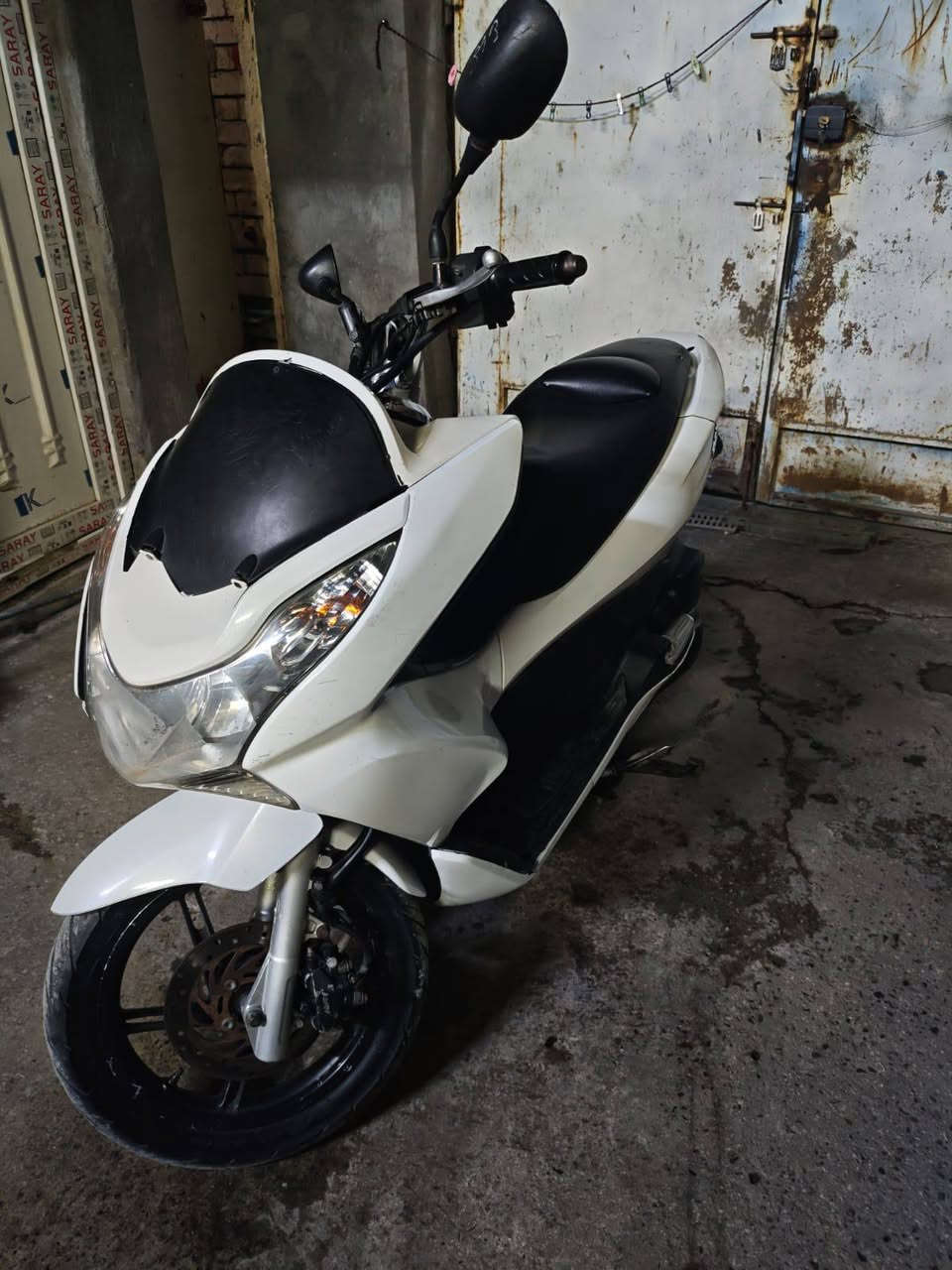 Pcx جيل اول للبيع ياباني
مكينة 125
كفرات بلادية 
نقص جامه أماميه فقط 
كهربائيات كلها شغالة 
السعر 950 وبيها مجال بسيط
بغداد مدينة الصدر 
للإستفسار: ***********
