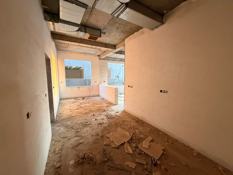 وحده سكنية للبيع في مجمع الماس ستي💎
مساحة البيت 200م طابقين شتايگر 
الطابق الاول :غرفة استقبال و مطبخ و صالة كبيرة
وغرفة نوم و صحيات 
الطابق الثاني:3 غرف نوم وصحيات
مجهزات بالدكت التبريد المركزي 
العنوان:  كركوك كوباني مجاور مجمع روان ستي 2
للتواصل والاستفسار على الرقم 
*********** واتساب
