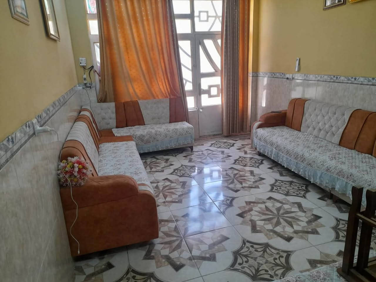 🏡 بيت للبيع – سند 25
📍 الموقع: شارع بيت غضيب – قريب من الجامع
📐 المساحة: 100 م²
📏 الواجهة: 6 متر
📏 النزال: 18 متر
📄 نوع السند: زراعي (سند 25)

🏠 مواصفات البيت:
🔹 يتكون من طابقين
🔸 الطابق الأول:
• استقبال
• هول
• مطبخ
• غرفة نوم
• صحيات داخلية وخارجية
🔸 الطابق الثاني:
• غرفة نوم
• هول
• غرفة إضافية غير مسقفة

✨ المميزات:
✅ موقع هادئ وقريب من الجامع والخدمات
✅ مناسب للسكن العائلي
✅ فرصة جيدة بسعر مناسب

📞 للاستفسار والمعاينة:
***********

🏡 مكتب عقار أهالي المسيب
📍 حي المعلمين الثالثة – قرب جامع محمد الجواد.
