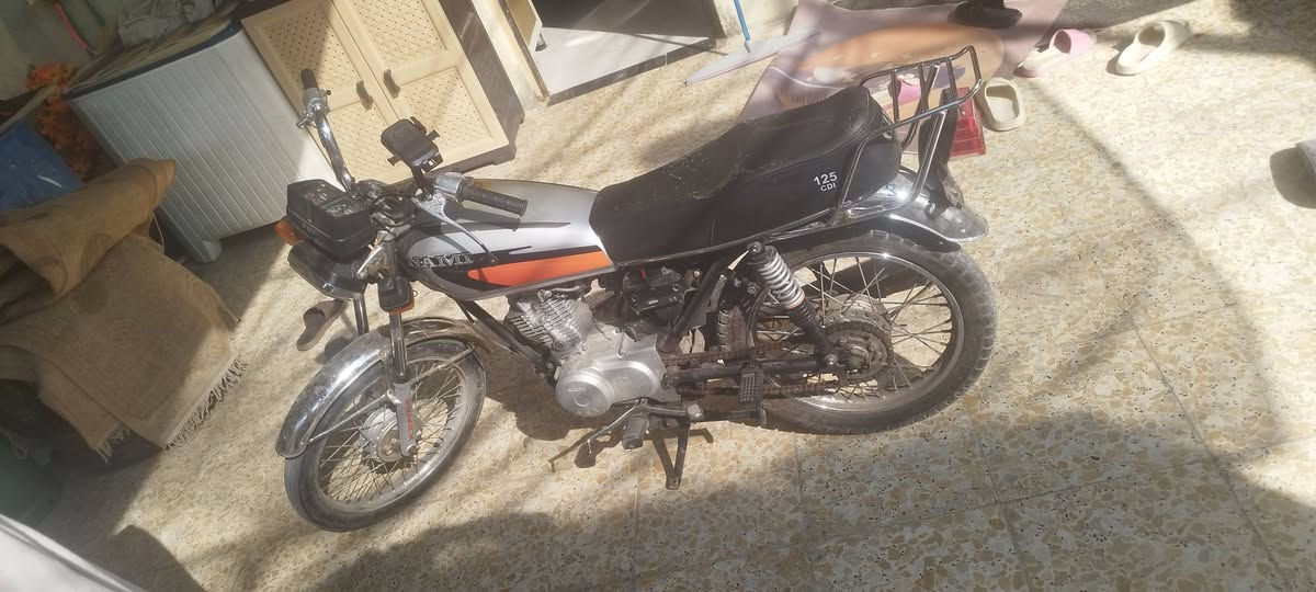 السلام عليكم شلونكم حبايب دراجه للبيع ادوات ادوات الدراجه ما مفتوحه المكينه دراجه نهضه نخبل وسرعه عاليه سعرهه550 وبيهه مجال رقم التواصل *********** العنوان اربع شوارع قرب مستشفى الثقلين
