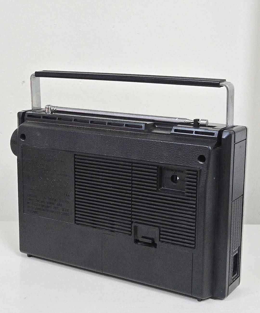 راديو SANYO الأصلي موديل 8260-RP صناعة يابانية سنه 1979
FM و MW و SW و LW اربع موجات
يعمل باتري/كهرباء
يحتوي على مؤشر لفحص البطاريه وقوه الاشاره
الابعاد
24.2 × 15.5 x 6.7 سم
راديو بنظافه جداً عاليه اخو الجديد الاداء ممتاز غير مفتوح على وضع الشركه بدون مشاكل او عيوب                                                    للاستفسار مراسله الصفحه.                                  ***********
