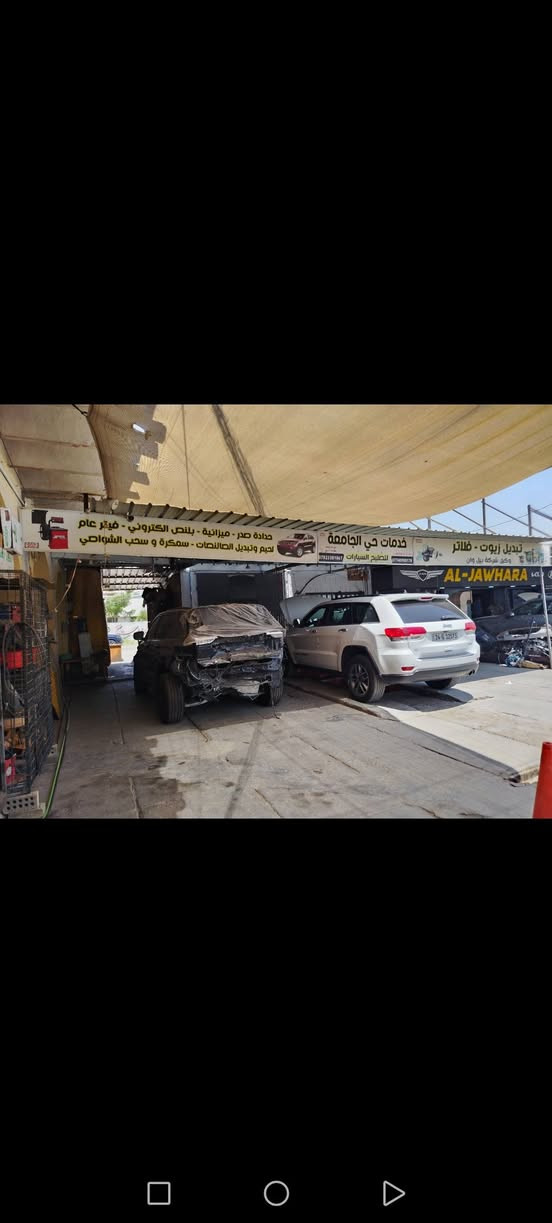 🚗 جانب من أعمال ورشتنا – جيب 2017

في ورشتنا نحرص دائمًا على تقديم النصيحة الفنية الصحيحة قبل أي عملية صيانة.

✅ ننصح بإلغاء مسخن (مبرد/مسخن) ناقل الحركة في بعض سيارات جيب، لأنه لا يتناسب مع الأجواء الحارة في العراق، وقد يكون سببًا في حدوث مشاكل بمنظومة التبريد.

🔧 حالة حقيقية من الورشة:
راجعنا أحد الزبائن وهو يشكو من نقص مستمر في ماء الراديتر. وبعد الفحص الدقيق تبيّن أن سبب المشكلة هو وجود خلل في مسخن ناقل الحركة.

تم تنفيذ الأعمال التالية:
✔️ إلغاء مسخن ناقل الحركة.
✔️ تفريغ زيت ناقل الحركة.
✔️ فتح كارتير (كيس) القير.
✔️ تبديل فلتر ناقل الحركة.
✔️ تعبئة زيت جديد من ماركة بيل (Bell) ذات الجودة العالية والمعتمدة بمواصفات السيارات الأمريكية.
✔️ تنظيف دورة التبريد بالكامل.

✨ بفضل الله تم معالجة المشكلة قبل أن تتطور إلى أعطال أكبر وتكاليف أعلى، وذلك بالاعتماد على الفحص الدقيق والالتزام بالصيانة الدورية.

📌 الفحص مجاني لجميع أجزاء السيارة.
📞 للاستفسار والحجز:
***********7823381067

📍 العنوان: بغداد – حي الجامعة.

🔹 خبرة • أمانة • تشخيص دقيق • قطع وزيوت أصلية • خدمة مضمونة.

الصيانة الوقائية توفر عليك الكثير من الأعطال والمصاريف، لا تنتظر حتى تتفاقم المشكلة.
